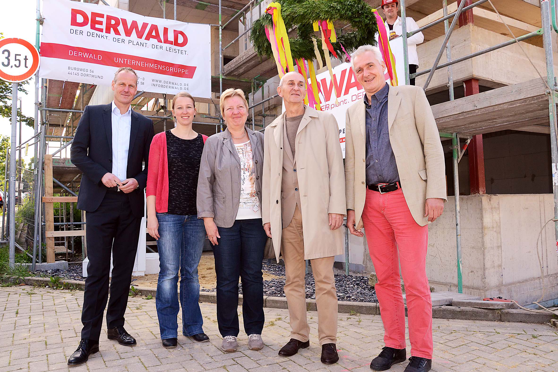 Beim Richtfest der ersten Lebenshilfe-Kita an der Berliner Str. 6 (v.l.n.r.): Falko Derwald. Melanie Künne, Klaudia Weindorf, Thomas Wawrzynek- Lukaschewitz und Geschäftsführer Andreas Schwohnke von der Lebenshilfe.