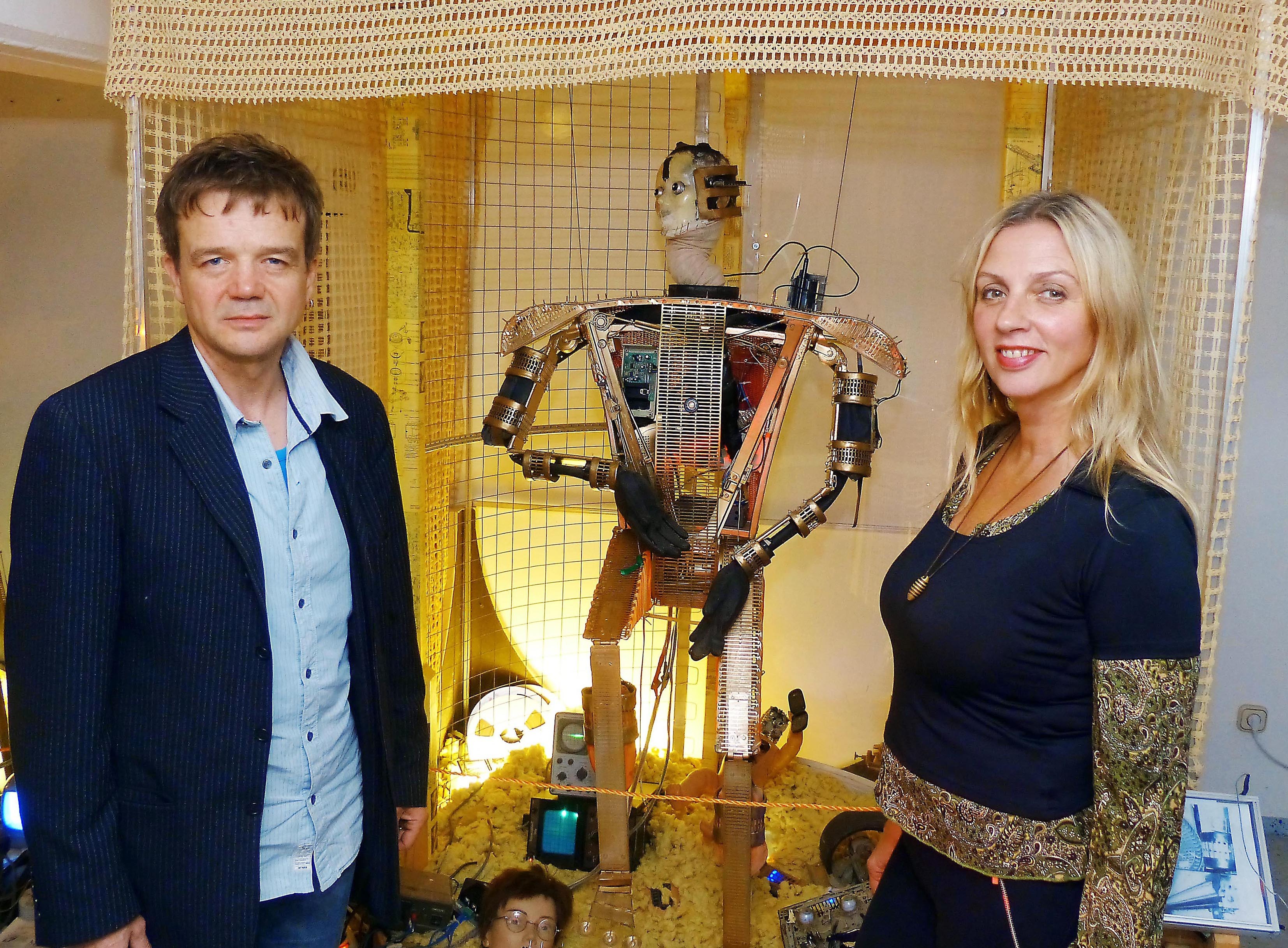 Im Hörder Atelier Kunstflirt von Beate Bach stellt Benny Fusillo seine interaktiven Roboterskulpturen aus.