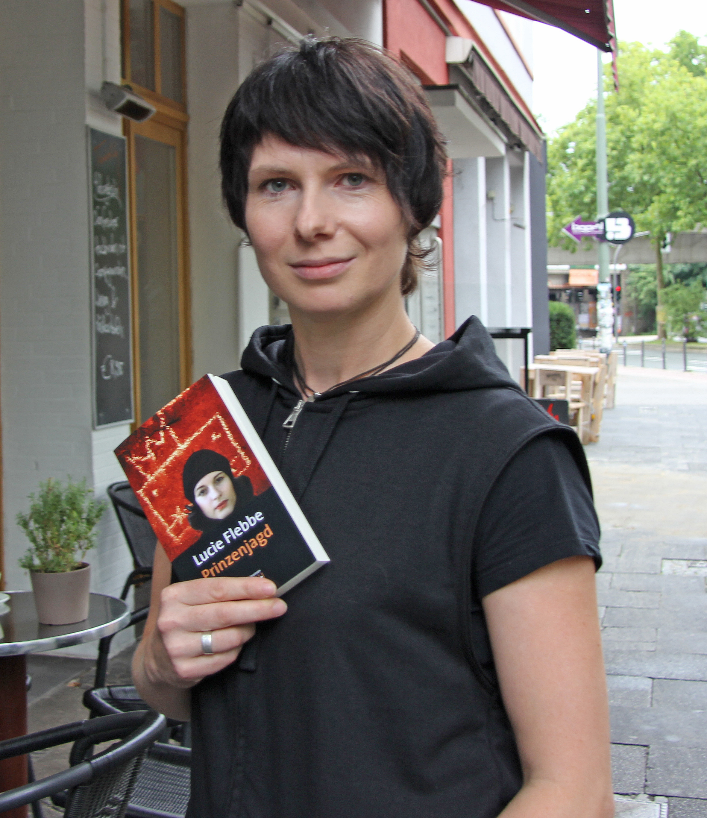 Krimiautorin Lucie Flebbe mit ihrem neuen Roman „Prinzenjagd“. Foto: Memmer