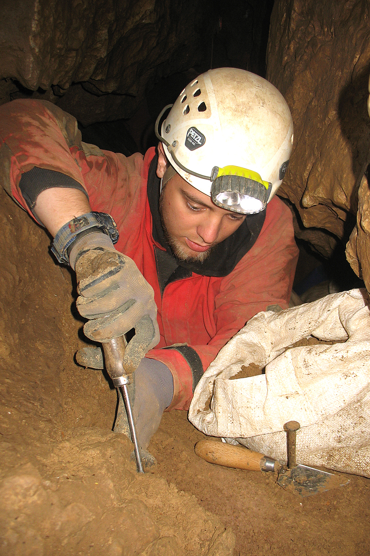 Die Arbeiten in der Höhle sind anstrengend.