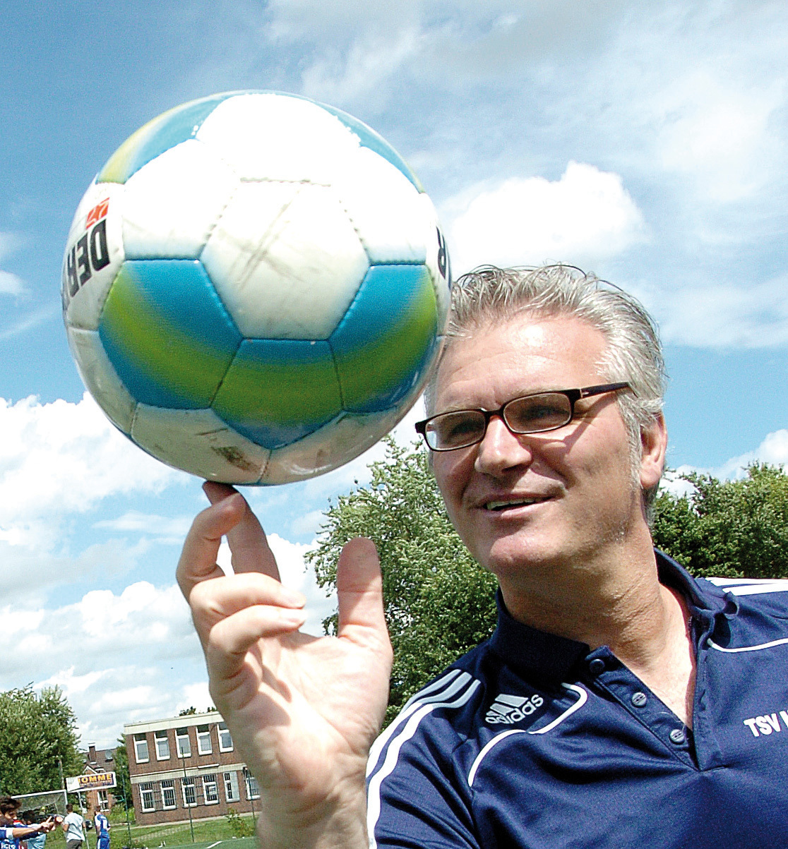 Fußball von seiner heiteren Seite: Holger Fossbach kommentiert exklusiv im Stadtspiegel und auf Lokalkompass.