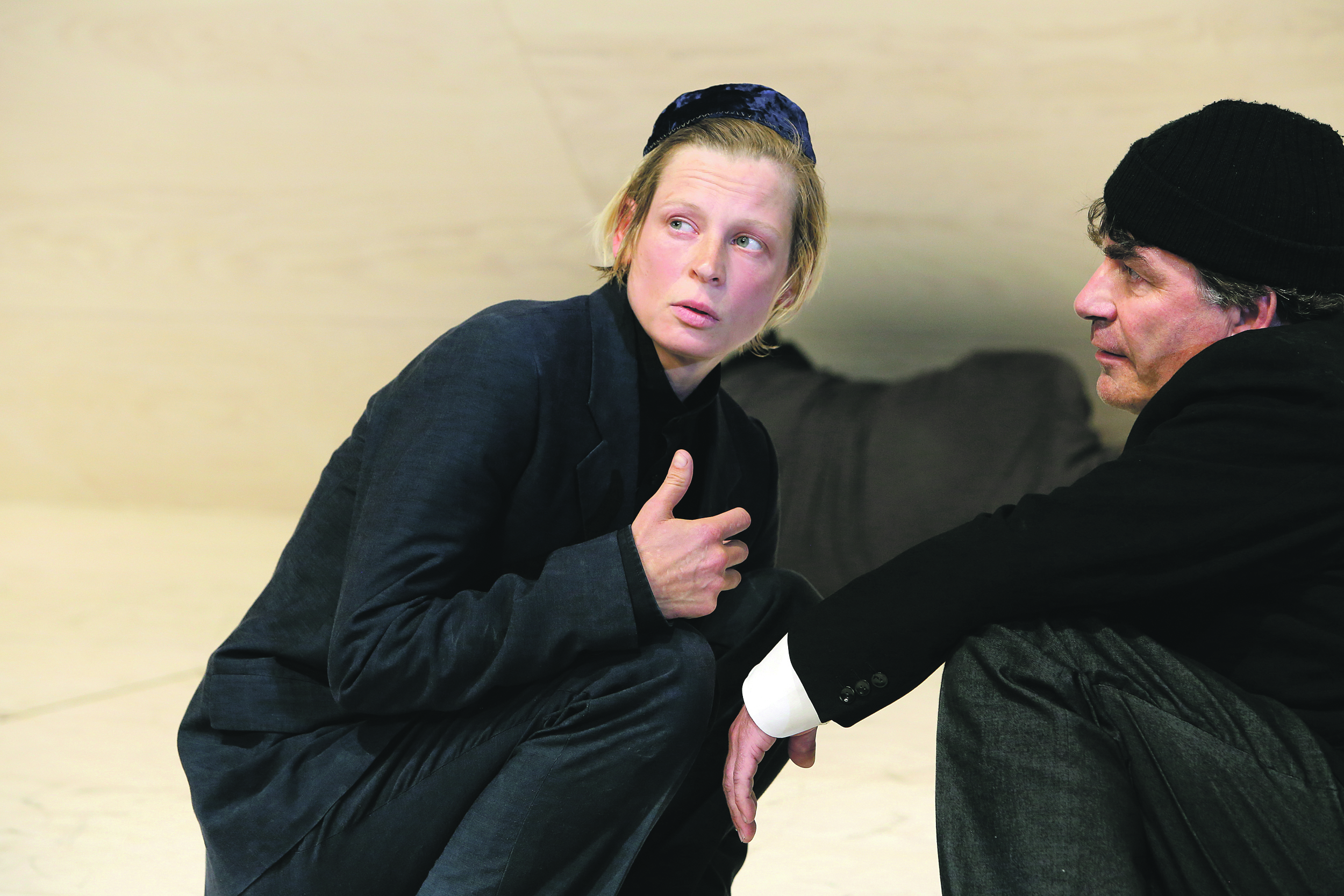 Mendel Singer (Michael Schütz, rechts) mit seinem Sohn Menuchim (Jana Schulz).