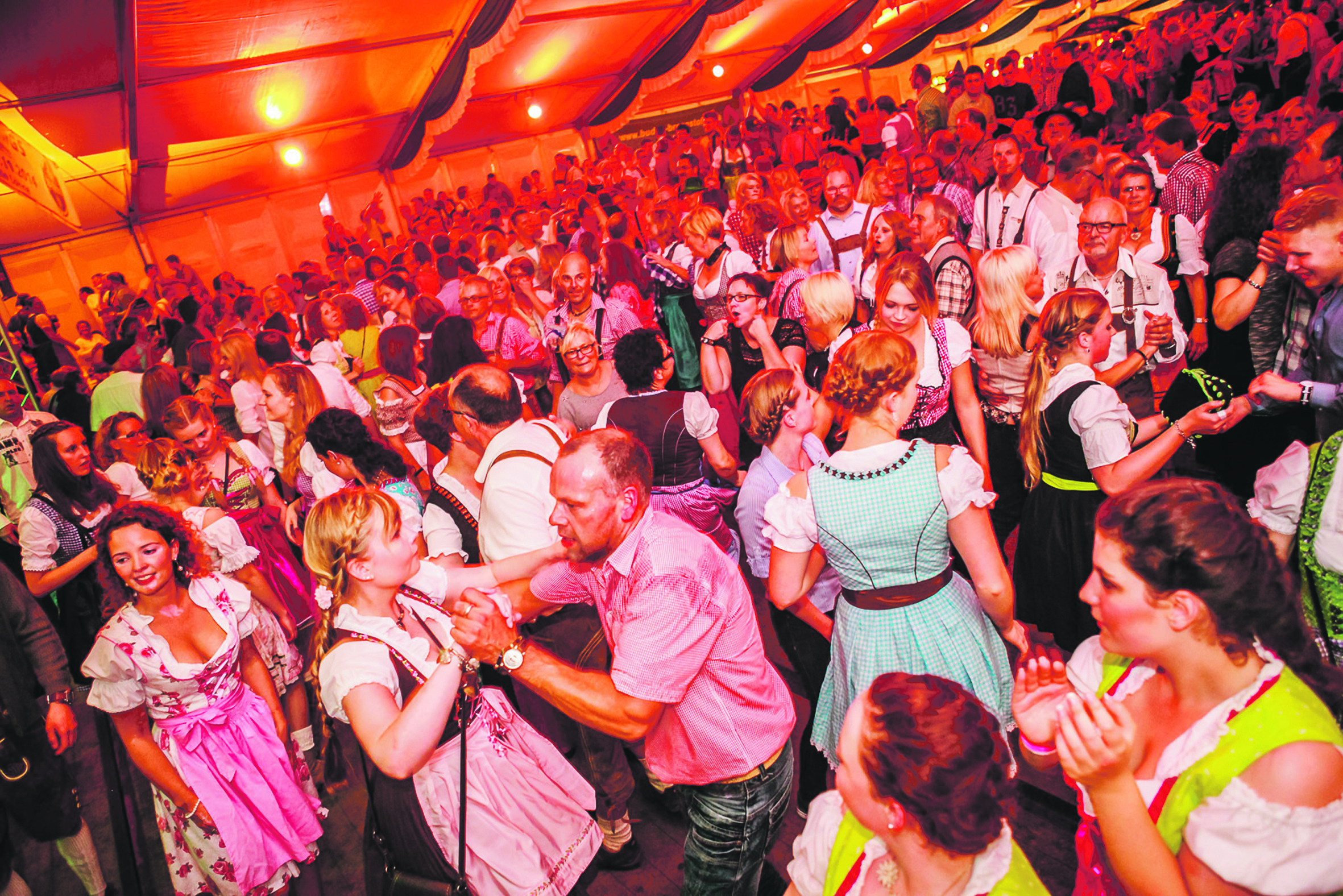 Im Festzelt können die Besucher des ersten Bochumer Oktoberfestes zu zünftiger Musik das Tanzbein schwingen