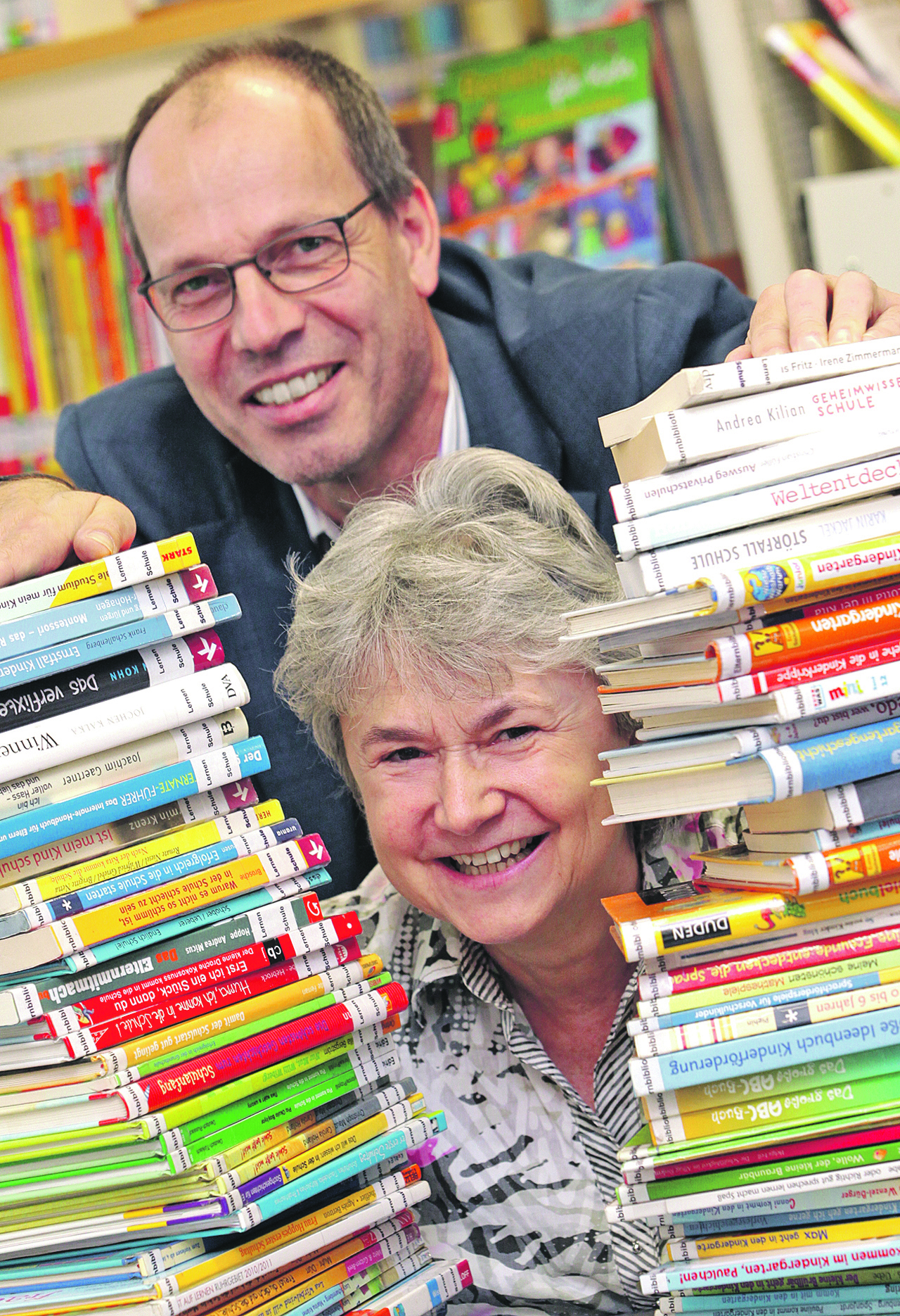 Eveline Siegert und Jörg Dieckmann von der Lebendigen Bibliothek hoffen, viele Kinder am Mittwoch für den Lesereisen-Weltrekord begeistern zu können.