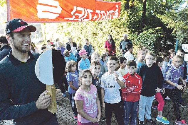 Andreas Luthe, Torwart beim VfL Bochum, gab an seiner alten Schule den Startschuss für den Sponsorenlauf.