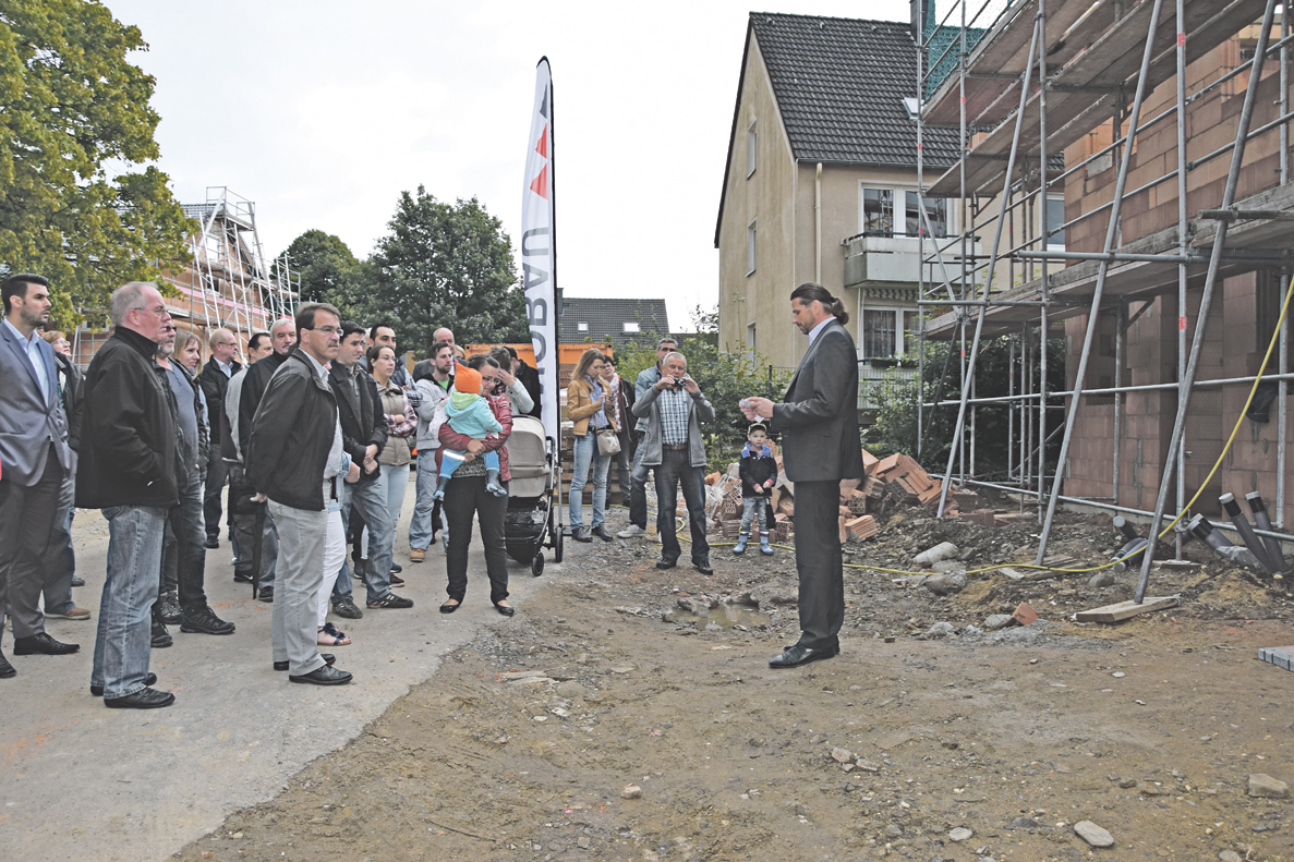 Michael Ratz (rechts) von der Wohnungsbaugesellschaft begrüßte die neuen Hauseigentümer sowie Vertreter der Politik zum Richtfest an der Barbarastraße in Velbert.