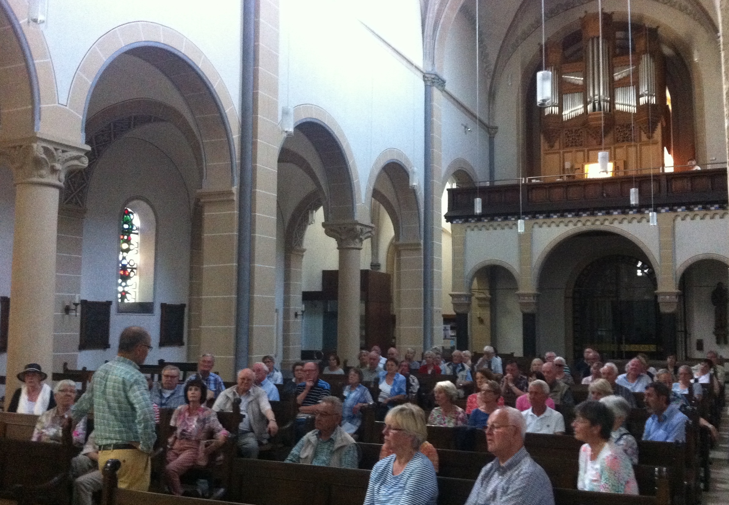 In der dreischiffigen Basilika St. Severin in Aachen-Eilendorf erklärte Konrad Suttmeyer die neue Glöckel-Orgel, bevor er sie dann anschließend vorspielte.
