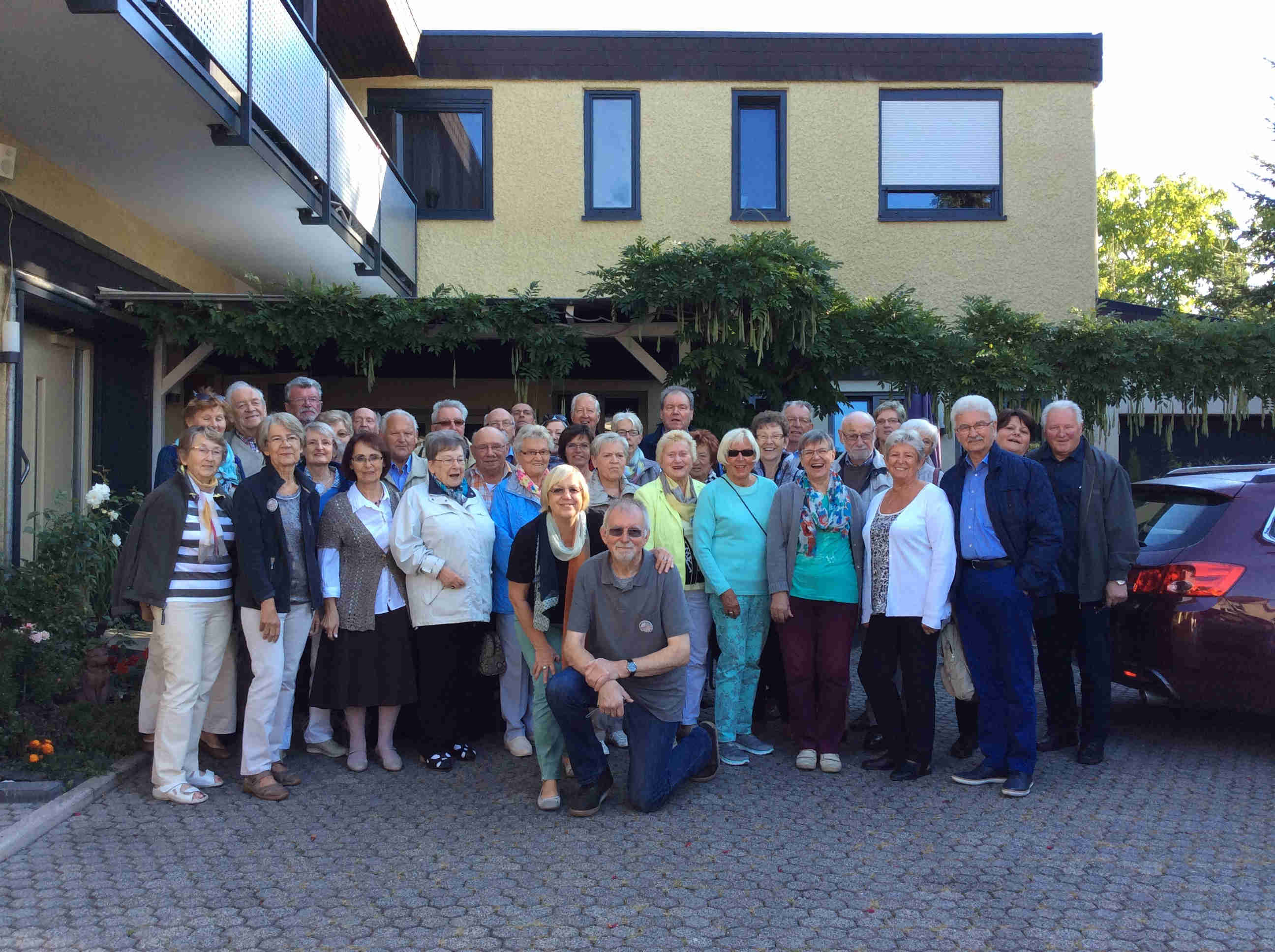 Die Marler Heimatfreunde vor ihrem Hotel an der Mosel
