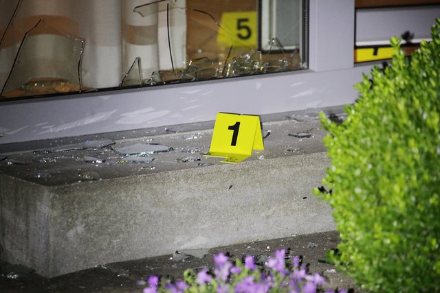 Schilder zeigen die Lage der Spuren am Tatort. | Foto: Magalski