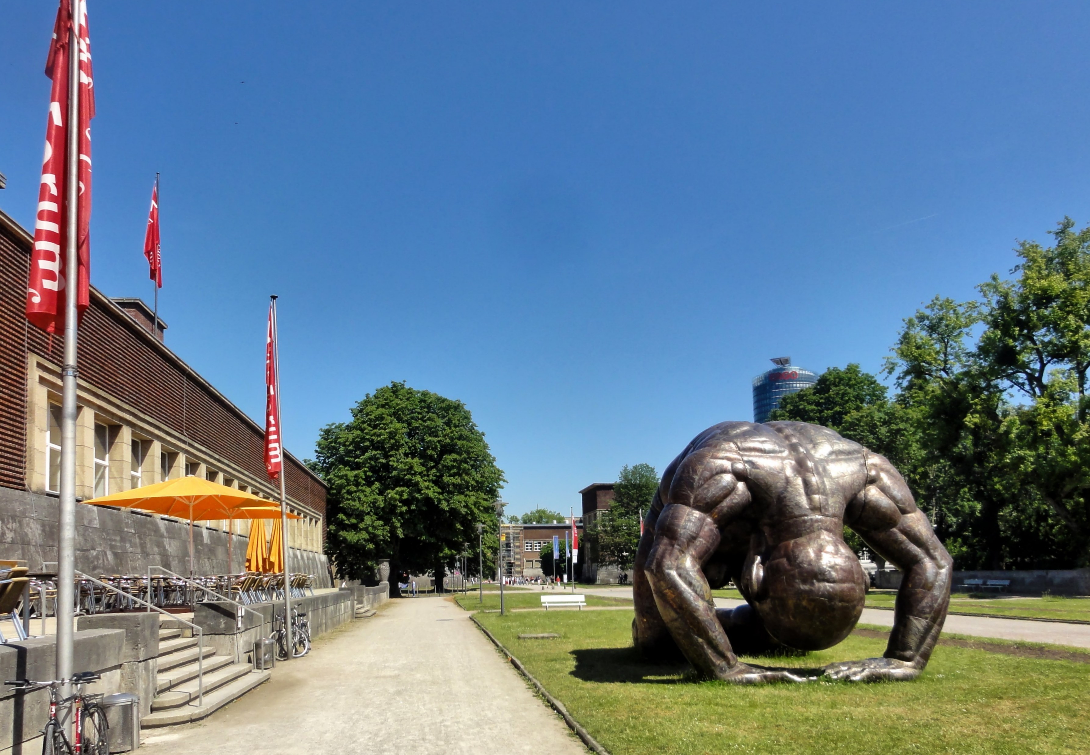 So kauerte kauerte der Bronzeriese vier Monate lang im Ehrenhof und ...