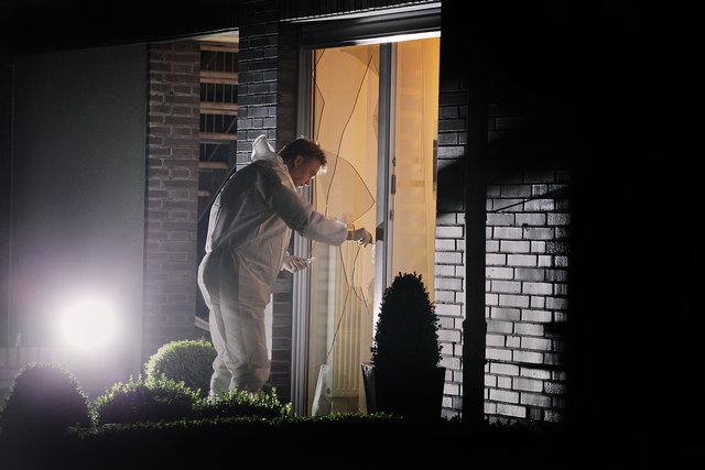 Im Licht eines starken Scheinwerfers sucht ein Ermittler nach Spuren. | Foto: Magalski