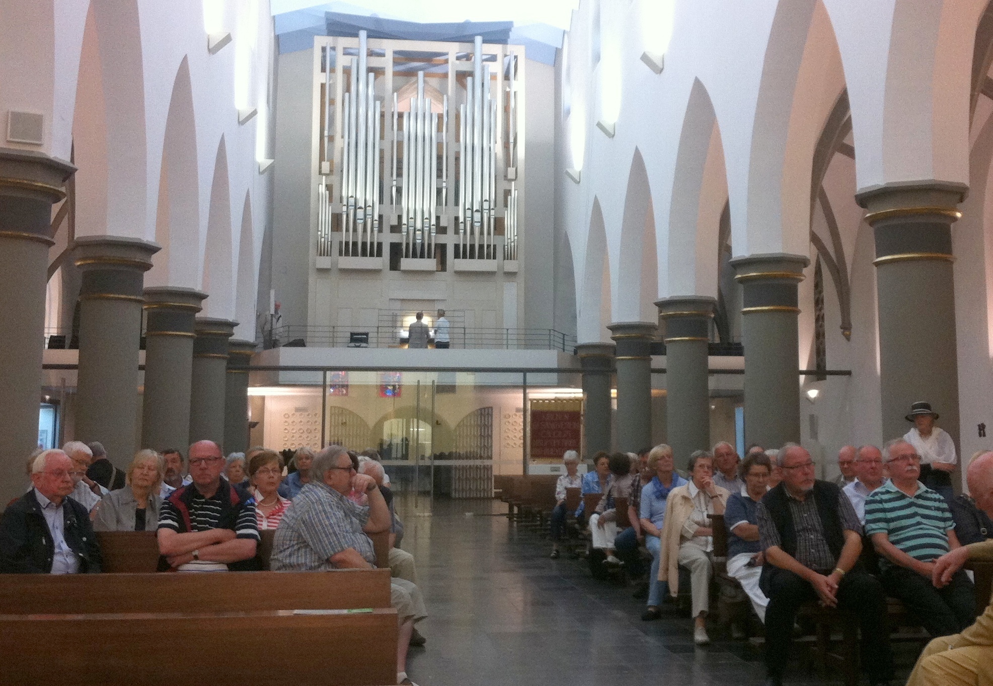 in der modernen St.Marien-Kirche in Mönchengladbach-Rheydt wurde gerade einmal 4 Jahre alte Weimbs-Orgel von den Organisten Julia Bonika und Konrad Suttmeyer vorgestellt.