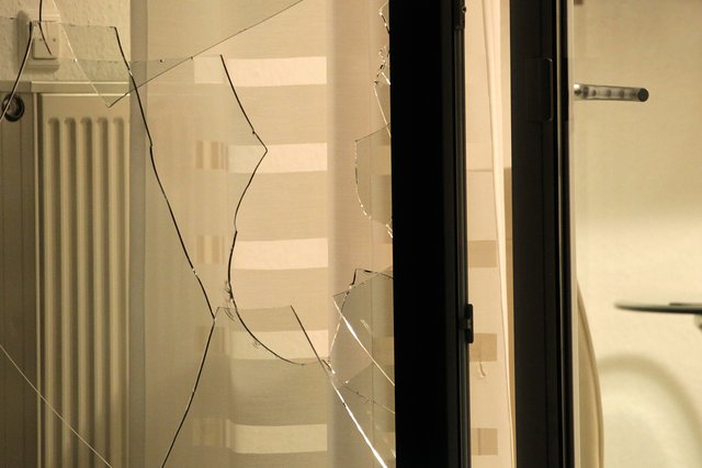 Ein Loch klafft nach der Tat in einem Fenster. | Foto: Magalski
