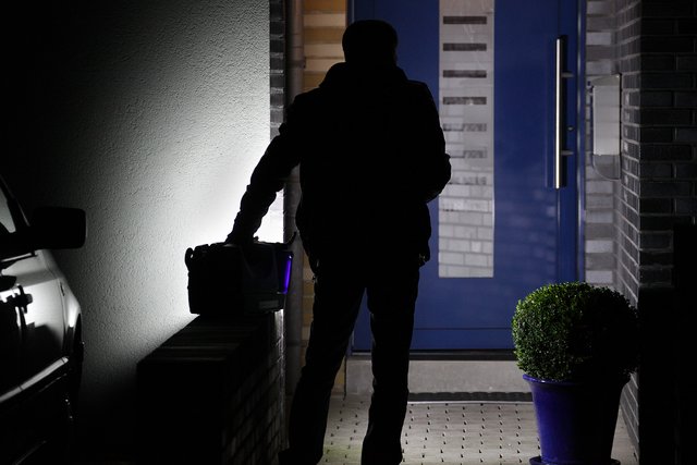 Eine Polizistin vor der Eingangstür des Hauses. | Foto: Magalski