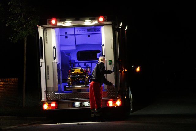 Das Opfer kam mit einem Rettungswagen ins Krankenhaus. | Foto: Magalski