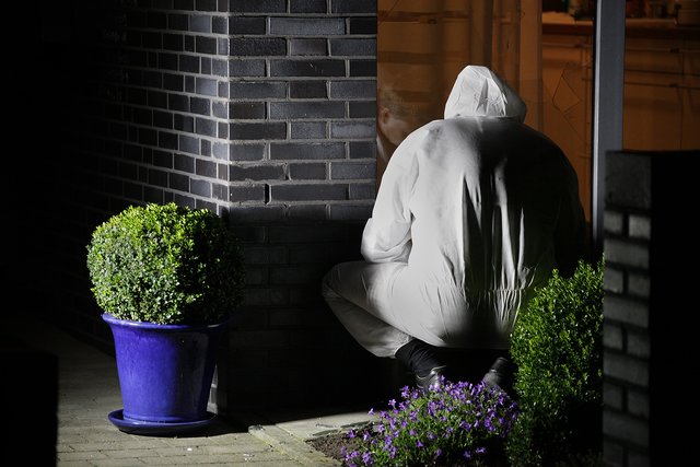 Einsatz der Spurensicherung vor der Tür des Hauses. | Foto: Magalski