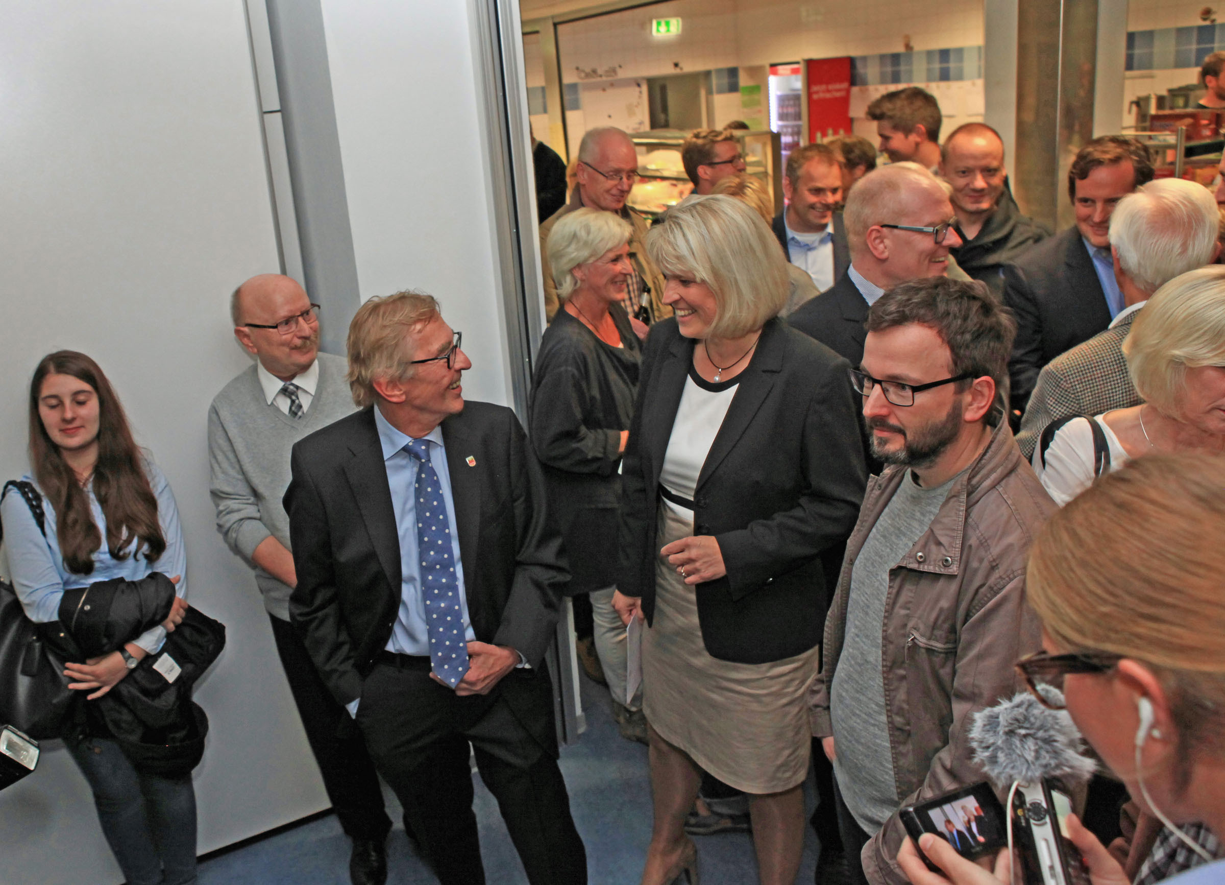 Die Entscheidung um zwei Wochen vertagt. Katrin Brenner zusammen mit Bürgermeister Dr. Peter-Paul Ahrens am Wahlabend im Iserlohner Rathaus