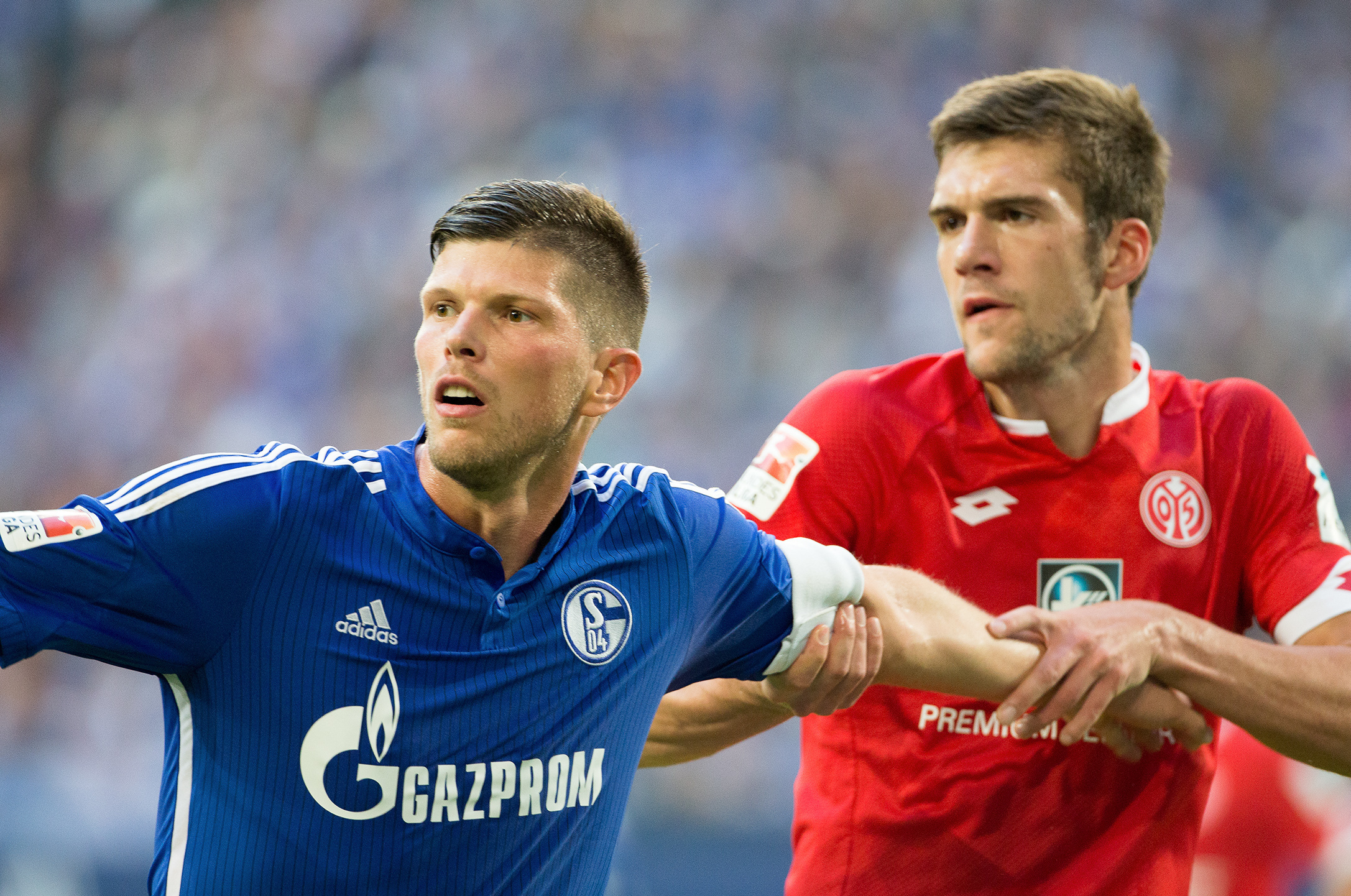 Beim 2:1 durch Klaas-Jan Huntelaar unterlief Mainz-Verteidiger Stefan Bell (r.) ein Fehler.