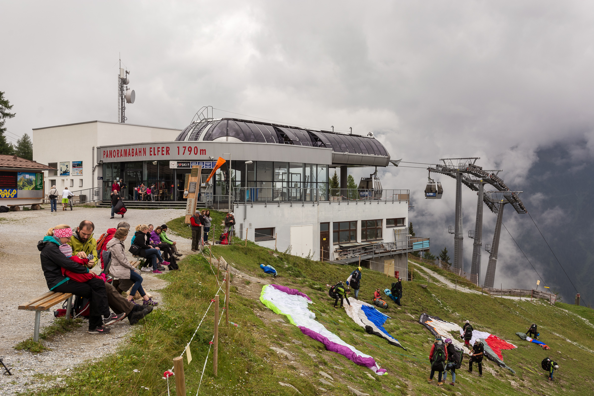 Startwiese neben der Bergstation; auch Zuschauer finden sich immer zahlreich ein