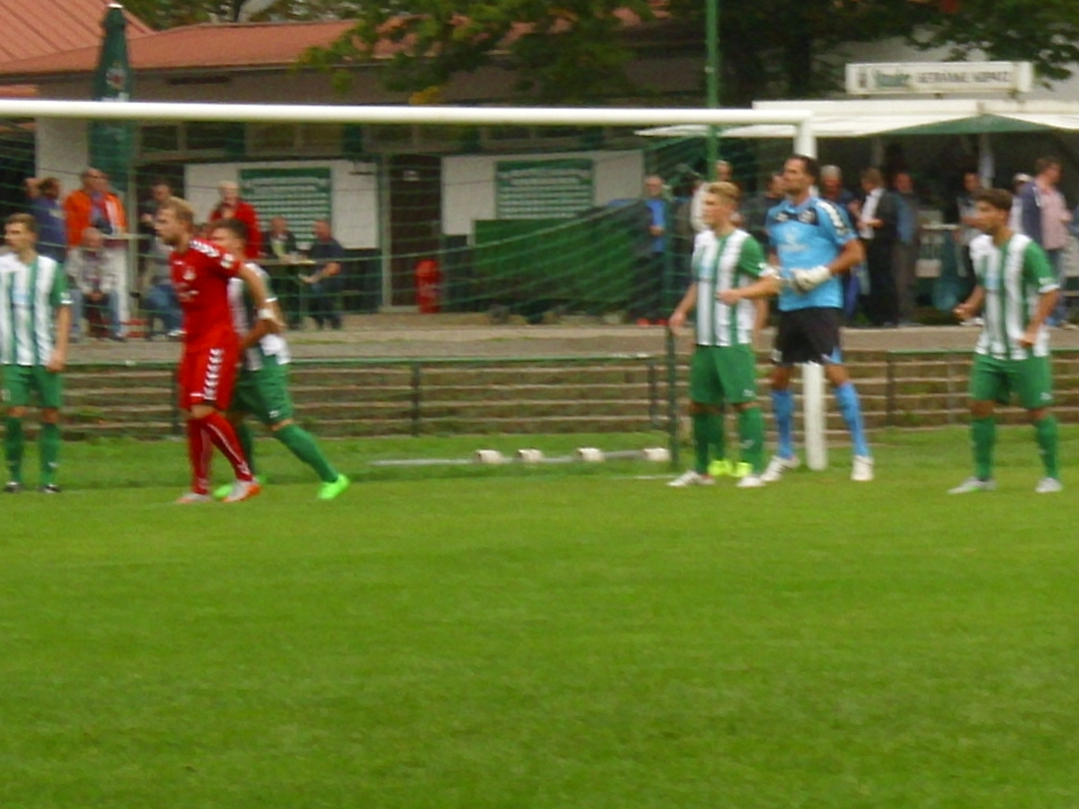 Die Grünhemden spielten ab der 65. Minute nur noch mit 10 Mann und haben das Spiel mit einem verdienten Unentschieden über die Runden gebracht.