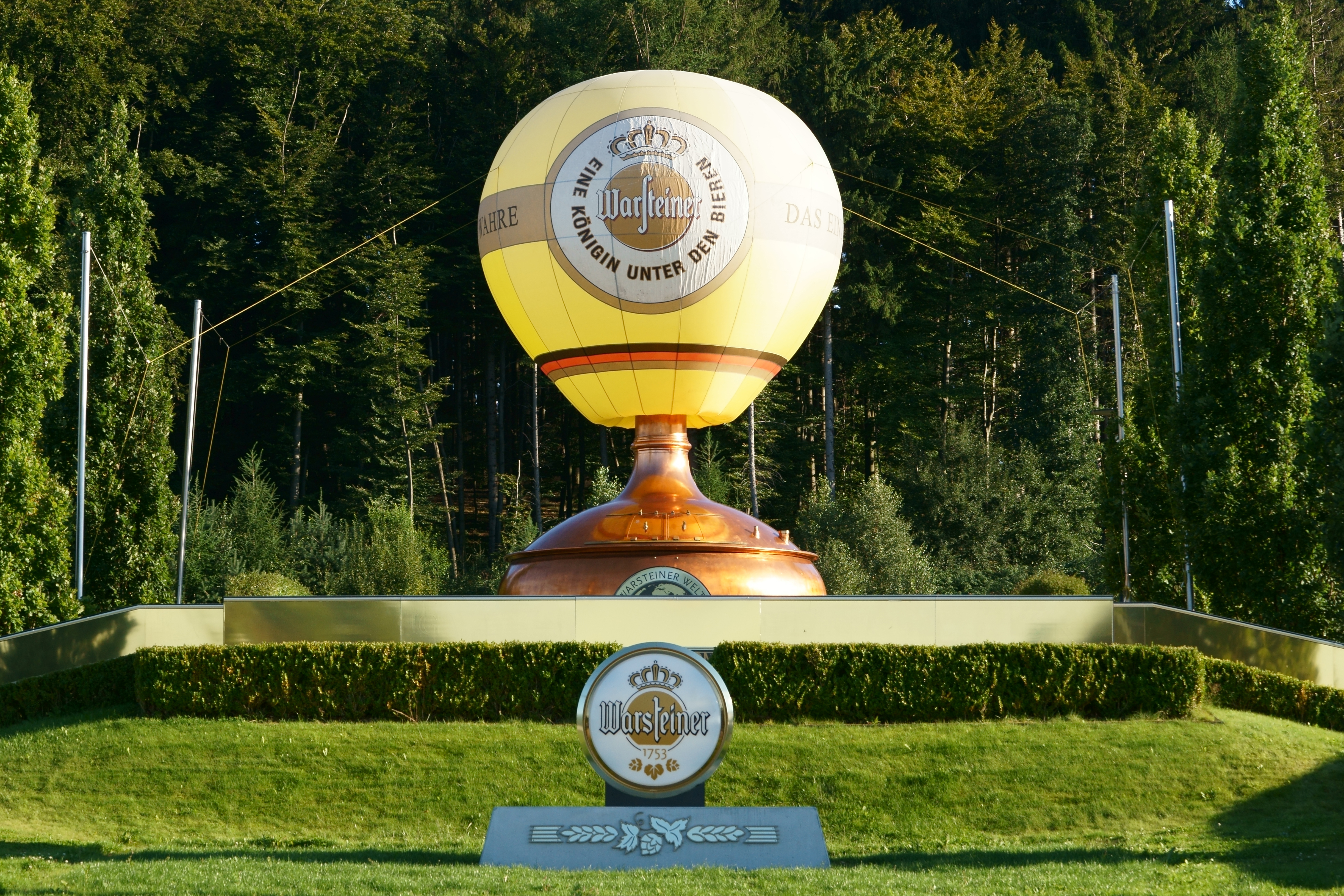 Die Montgolfiade findet jedes Jahr auf dem Gelände der Warsteiner-Brauerei und den anliegenden Feldern statt. Anlässlich der WIM war ganz Warstein mit kleinen Modellballonen in den Geschäften und an den Straßenlaternen geschmückt. Natürlich wurden auch die alten Braukessel verziert.