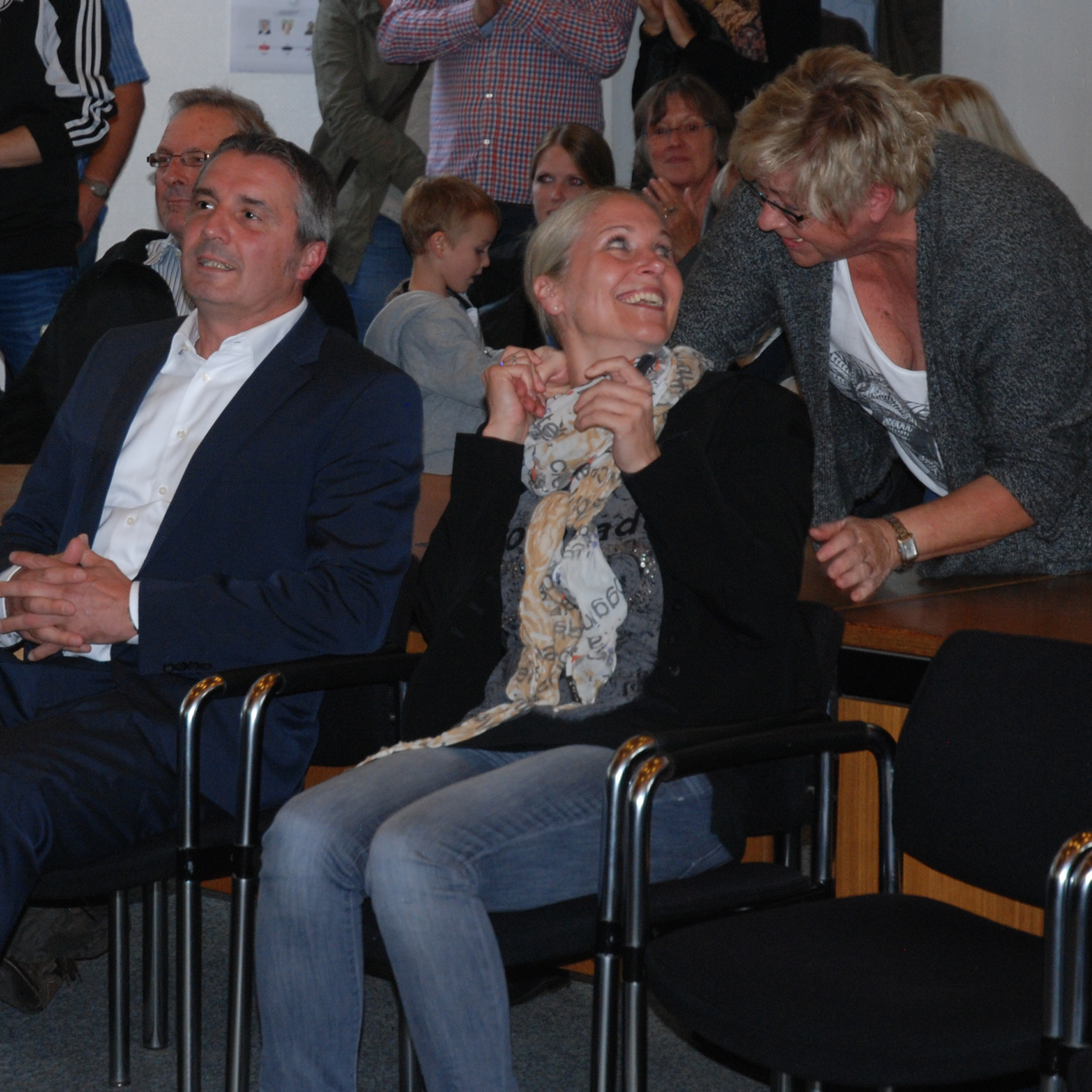 Sekunden später war die Bürgermeisterin von Gratulanten umringt.