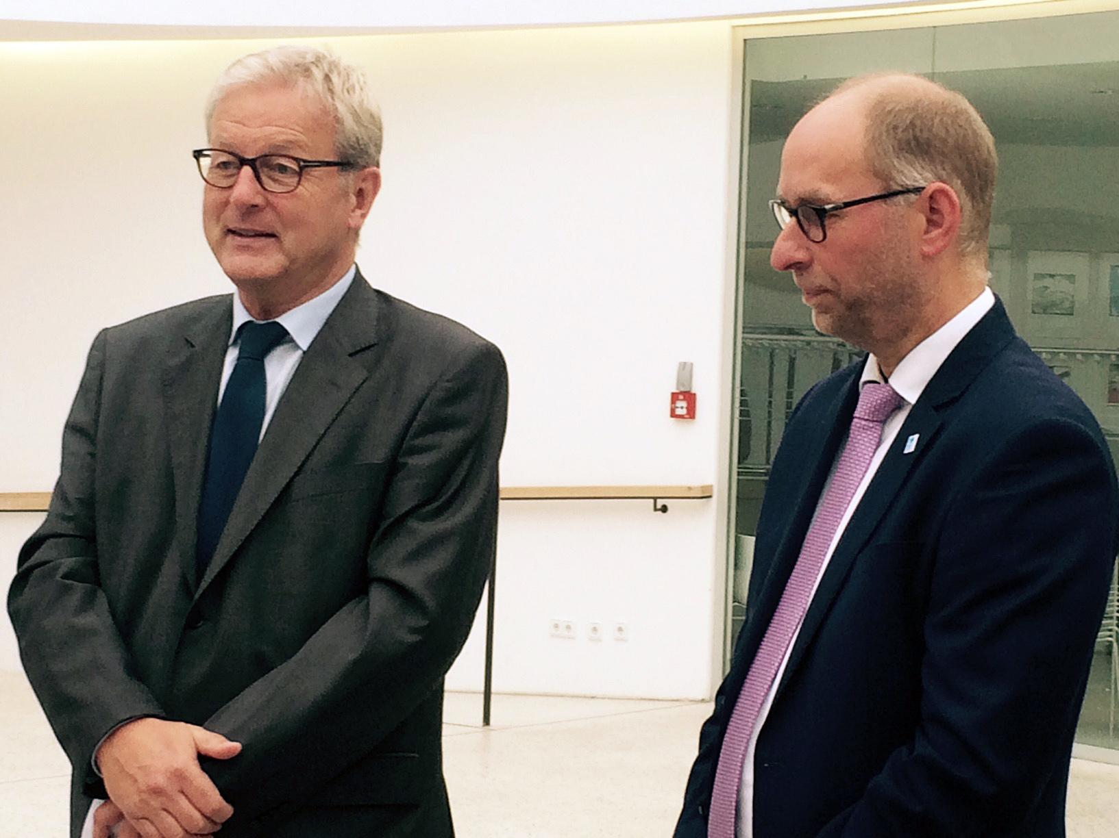 Stadtdirektor Michael Townsend (li.) und Stadtsprecher Thomas Sprenger gaben im Neuen Gymnasium erste Zahlen und Infos zur OB-Wahl.