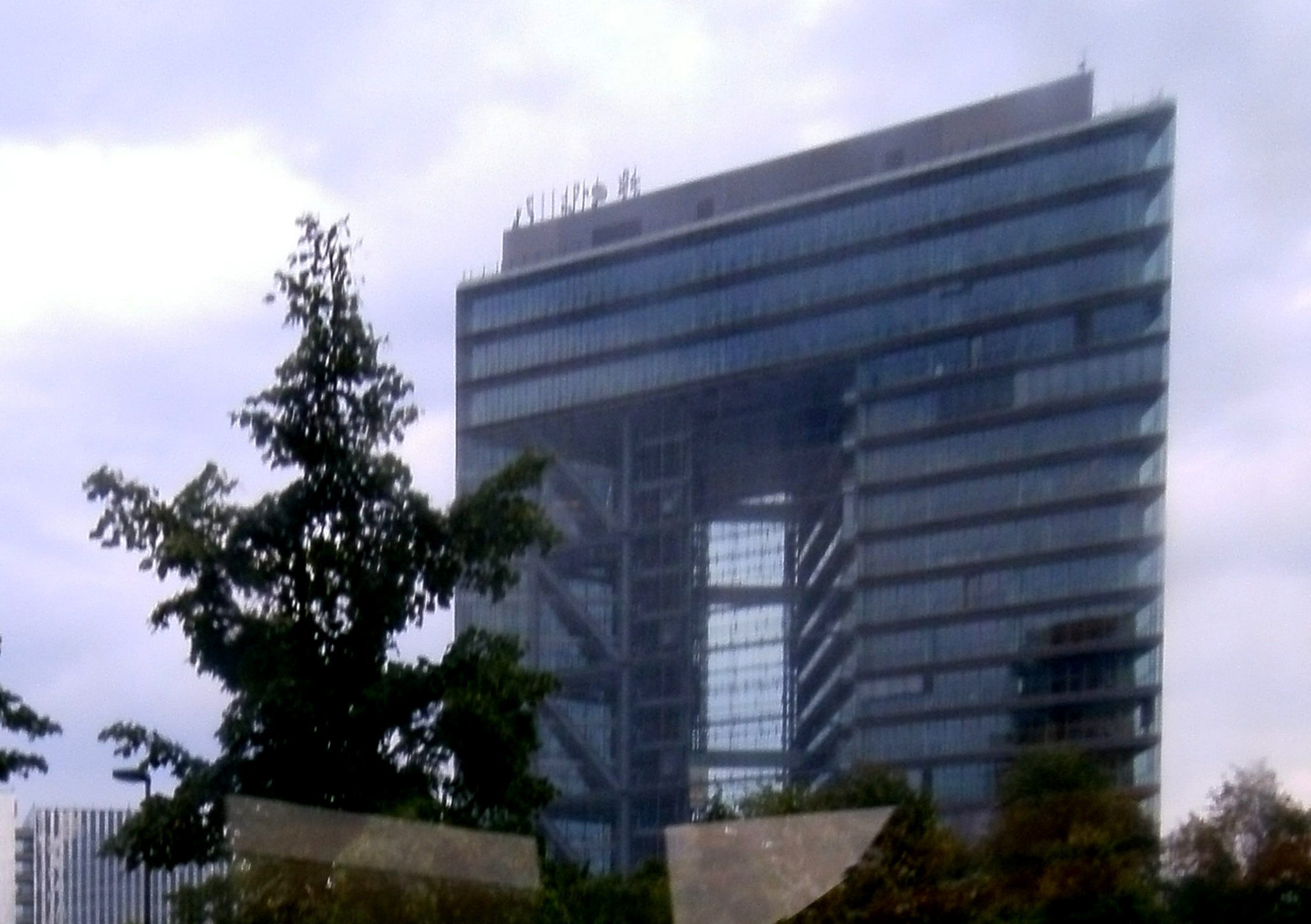 nähe medienhafen - das Hochhaus mit loch