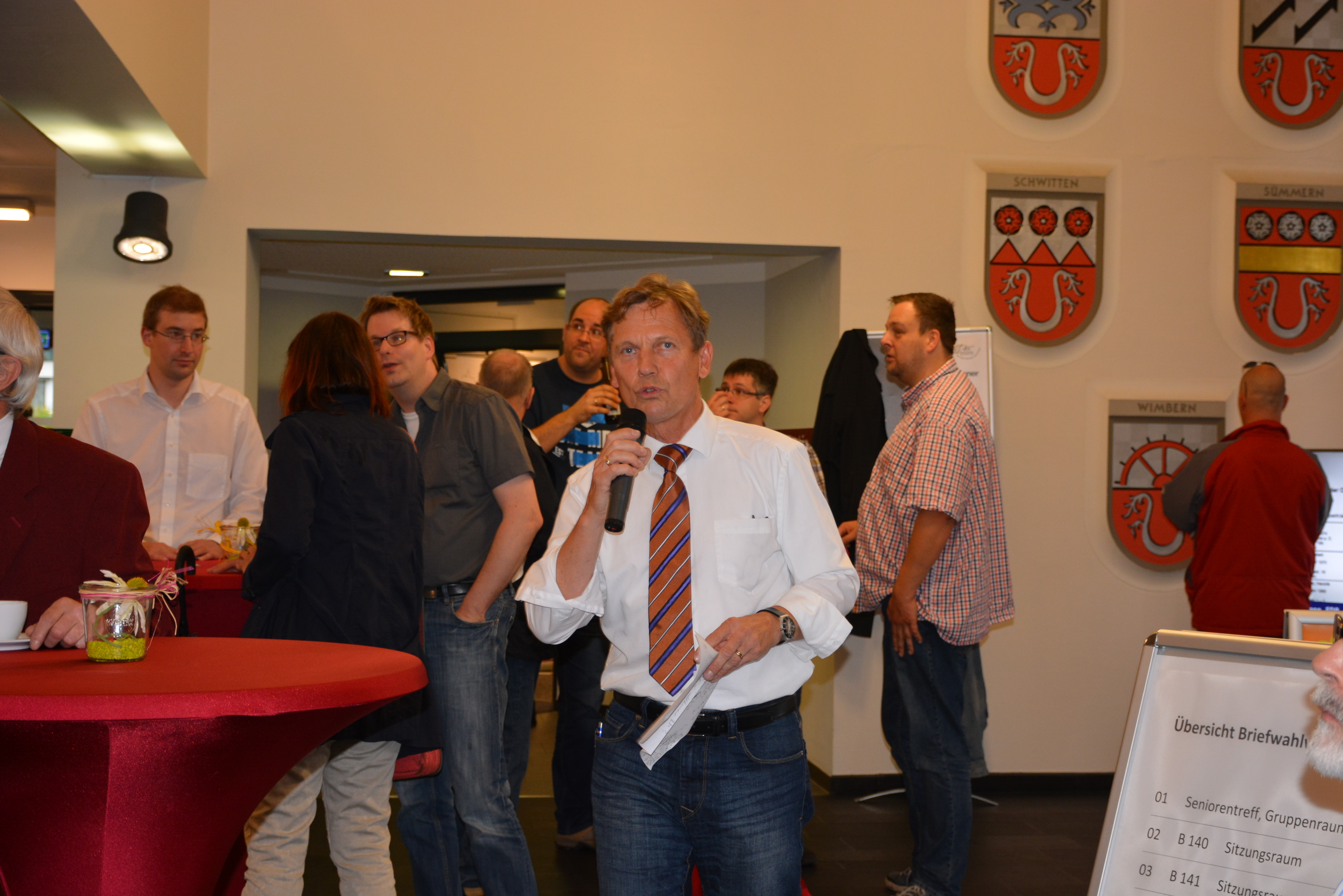 Manfred Bardtke - Pressesprecher Stadt Menden - stand Rede und Antwort.
