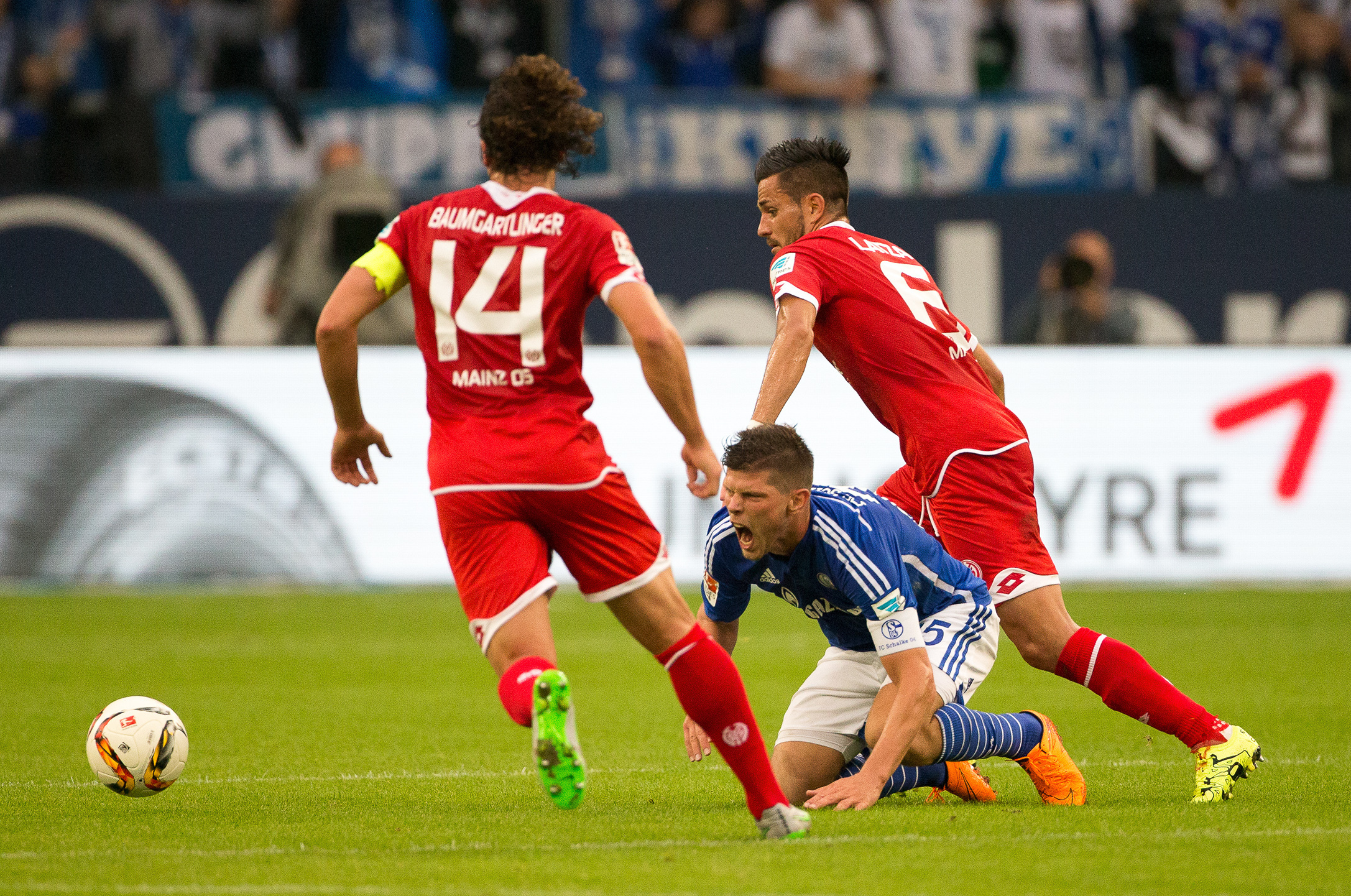 Durch den verschossenen Elfmeter gegen Mainz, zog Klaas-Jan Huntelaar (m.) mit Bruno Labbadia, Marko Pantelic und Nuri Sahin gleich.