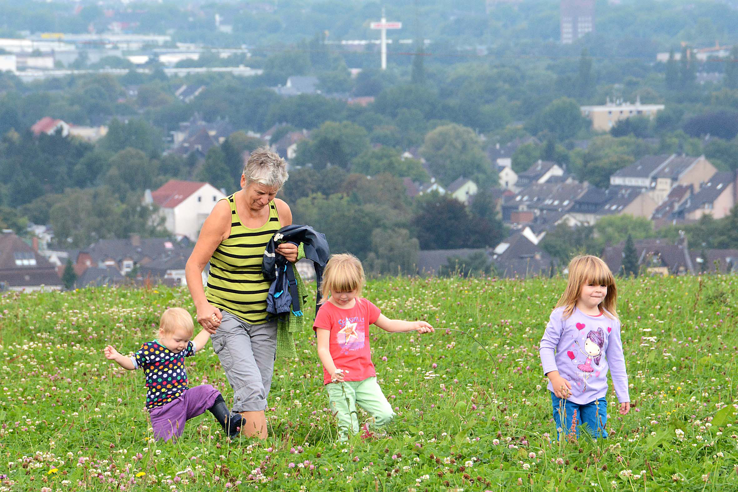 Die bunt blühende Blumenwiese – vor allem mit viel Klee – oben auf der Kuppe der Halde Schleswig verzückte offensichtlich auch diese vier (jungen) Damen und machte dem Halden-Spitznamen „Asselner Alm“ alle Ehre.