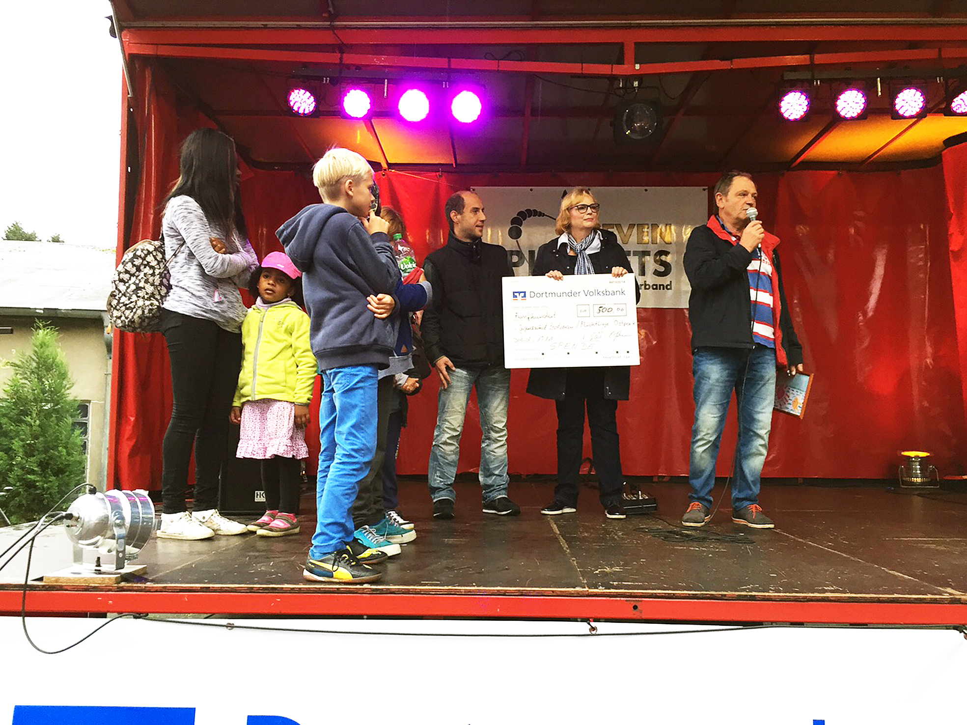 Bärbel Andreh (2.v.r.), Leiterin der Volksbank-Filiale Körne, überreichte als Vertreterin der in der Körneschaft organisierten Gewerbetreiben eine Spende über 500 Euro an die Jugenddes SV Körne 83. Der Festveranstalter gibt davon 250 Euro an das Caritas-Flüchtlingsheim in der ehemaligen Hauptschule Am Ostpark weiter. Torsten Düdder (3.v.r.) nahm den Spendenscheck erfreut entgegen. Rechts im Bild SV 83-Chef Eddy Hoffmann.