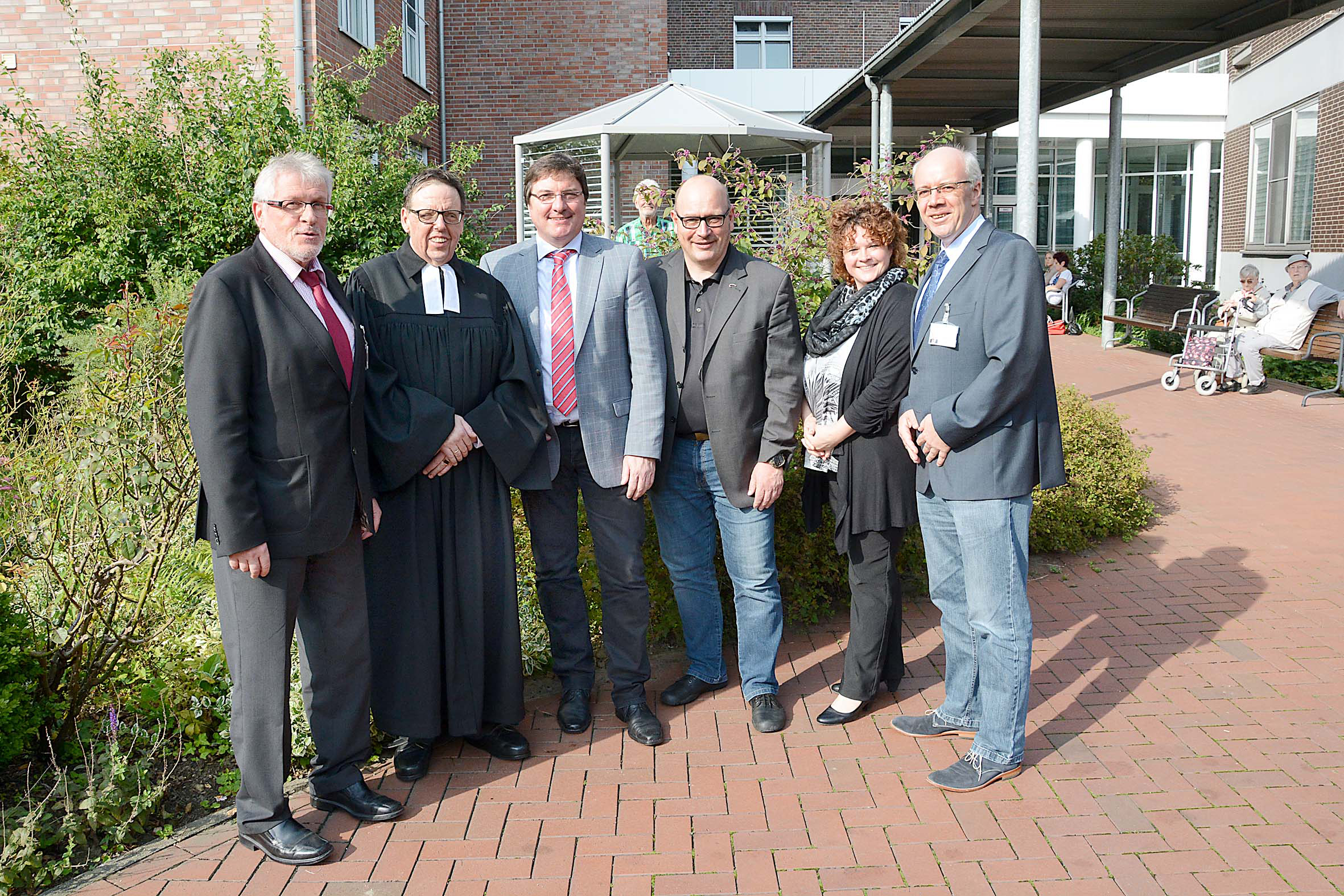 In den Ruhestand verabschiedet wurde der evangelische Alten-Seelsorger Rainer Richter (2.v.l.) von (v.l.n.r.) Christian Breganski, Klaus Bathen (Kath. St.-Johannes-Gesellschaft), Matthias Mißfeldt, Fachbereichsleiter Krankenhaus beim Ev. Kirchenkreis, Corinna Derix, Leiterin Heim und Pflege, und Andreas Korthoff, Verwaltungsleiter des Elisabeth-Krankenhauses.