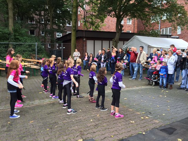 Applaus ernteten auch die Tanzkids von Ewaldi Aplerbeck bei ihren Auftritten auf dem Festplatz. | Foto: Hoffmann