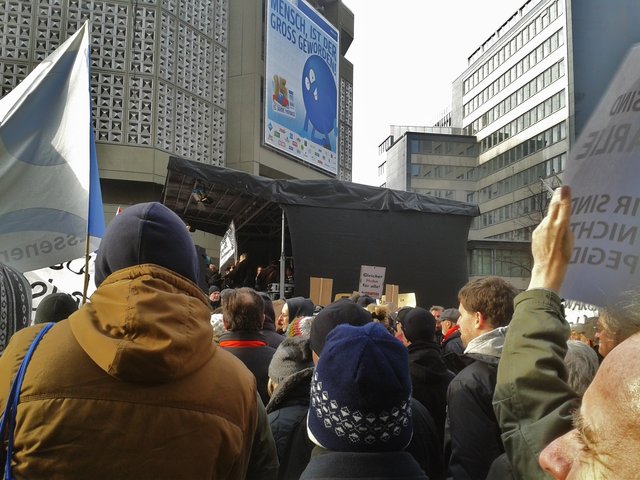 Gedränge während der eindrucksvollen No - HogeSa-Demonstration in der Essener City im Januar auf dem Willy-Brand-Platz