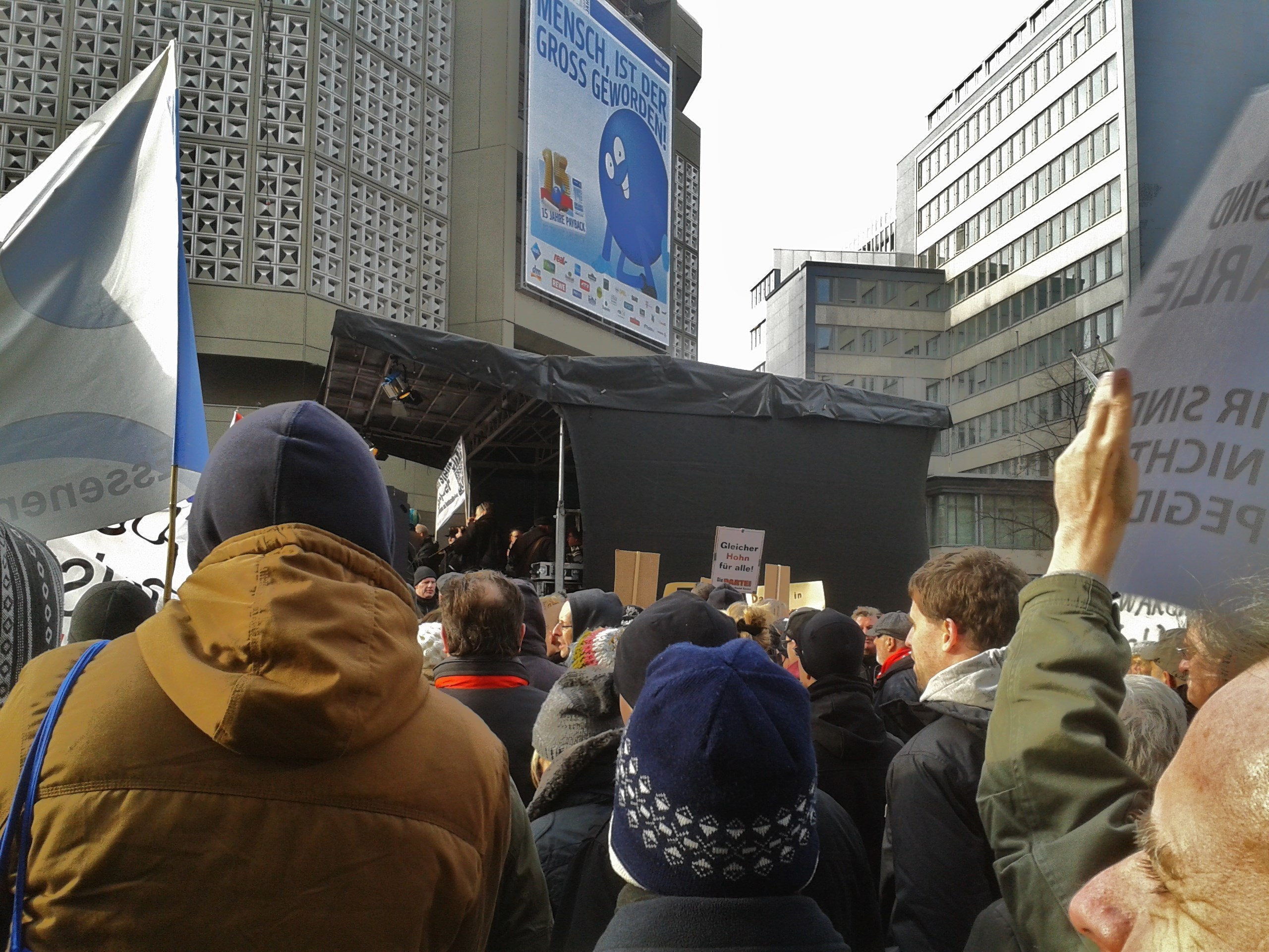 Gedränge während der eindrucksvollen No - HogeSa-Demonstration in der Essener City im Januar auf dem Willy-Brand-Platz