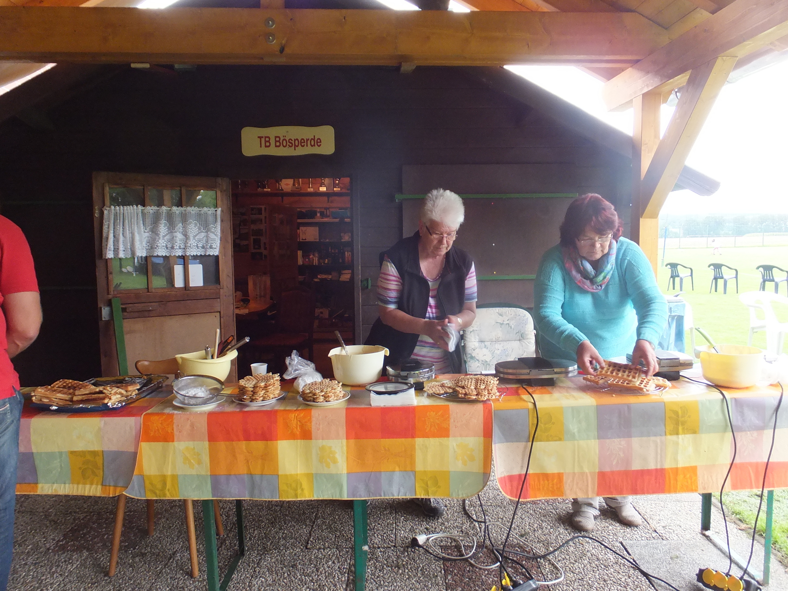 Die Vorbereitungen laufen: viele Waffeln müssen gebacken werden