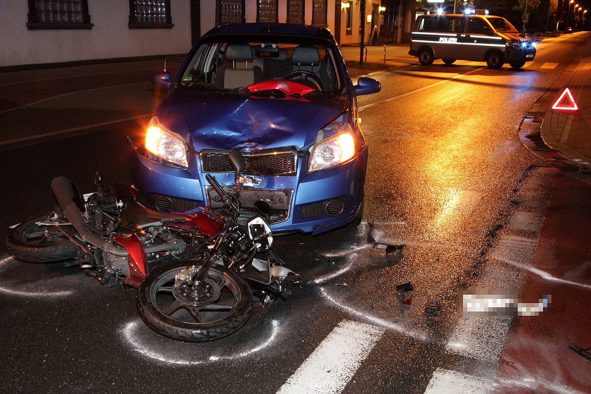 Die Unfallstelle auf der Alstedder Straße. Das Motorrad prallte in den Wagen.