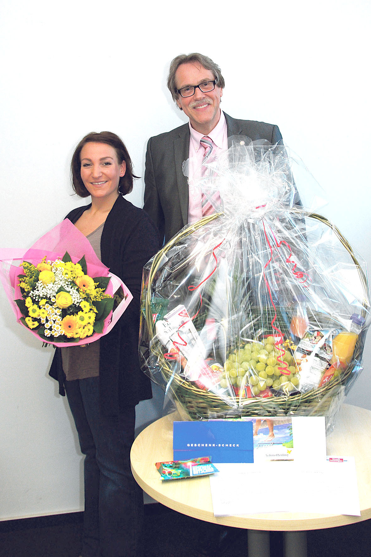 Stadtanzeiger-Objektleiter Michael Jackes strahlt mit Marisa Fortino um die Wette.
