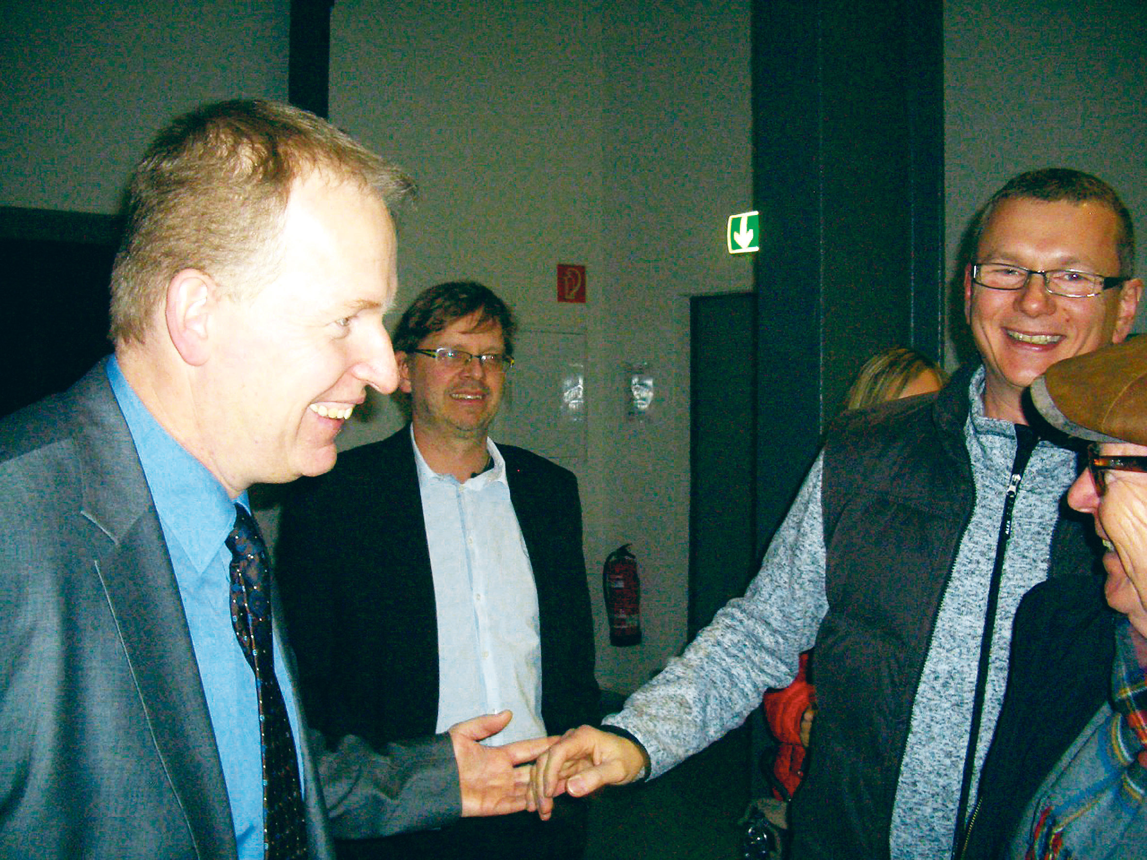 Stephan Rotering (l.) gewinnt die Bürgermeisterwahl in Bönen.