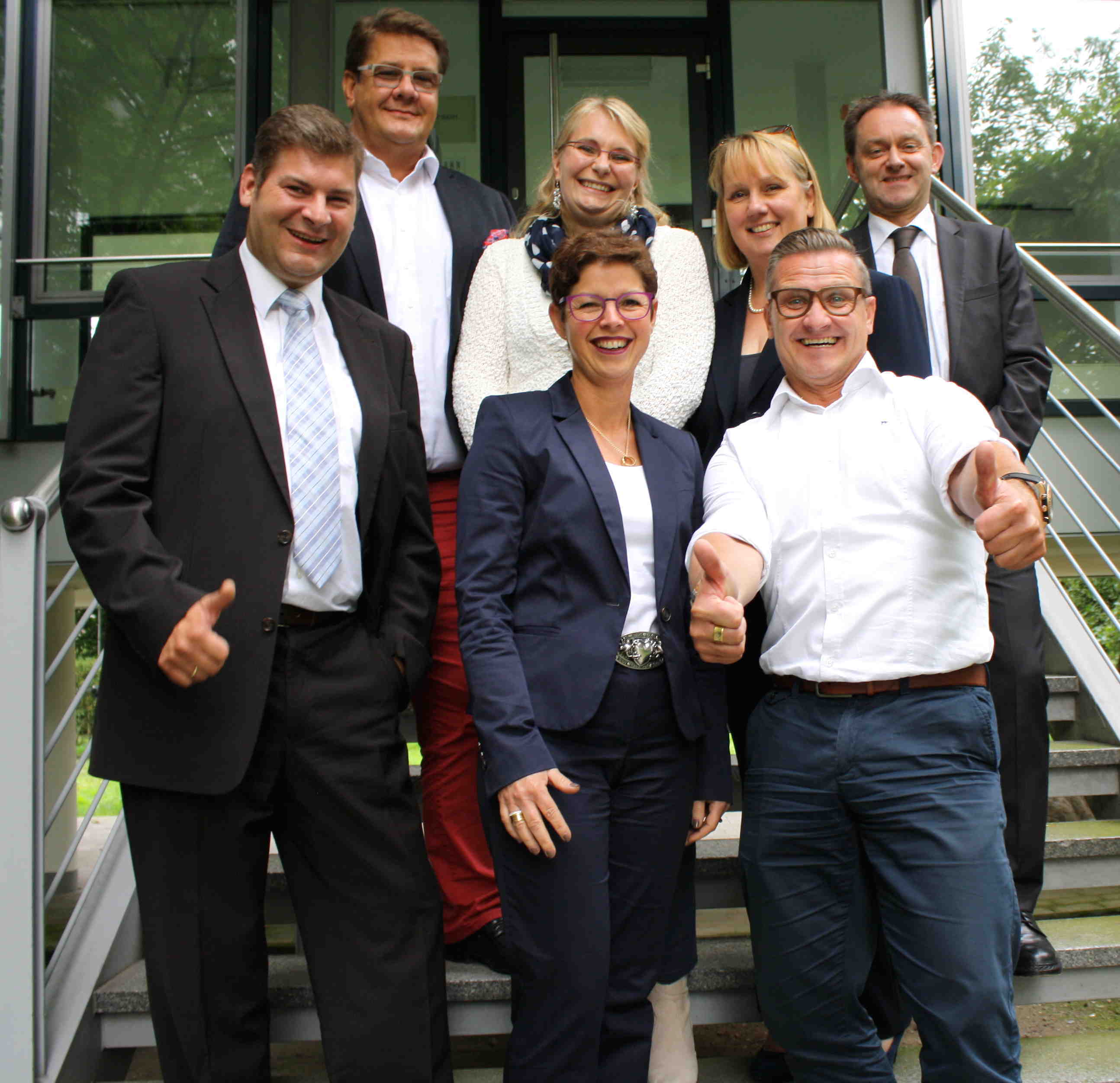 Sie freuen sich schon jetzt über reges Interesse Ihrerseits, viele Anmeldungen, eine große Zuschauerschar und tolle Erlöse für die „kidsvision germany e.V. Vordere Reihe: Claus Boving (GF von enerson telecommunication GmbH), Birte Jess (Werbegem. Saarn), Roland Donner (Schauspieler); hi. Reihe Peter Poeppel (GF Hartmann&Company), Astrid Heiseler (kidsvision), Maggie Schettler (Werbegem. Saarn) und Reinhard Kraemer (Vorsitzender kidsvision)