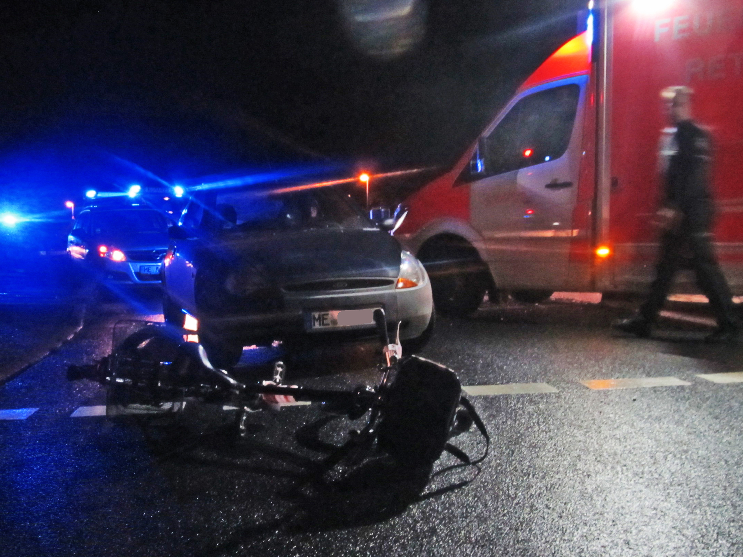 Die Unfallstelle in der morgendlichen Dunkelheit. Foto: Polizei