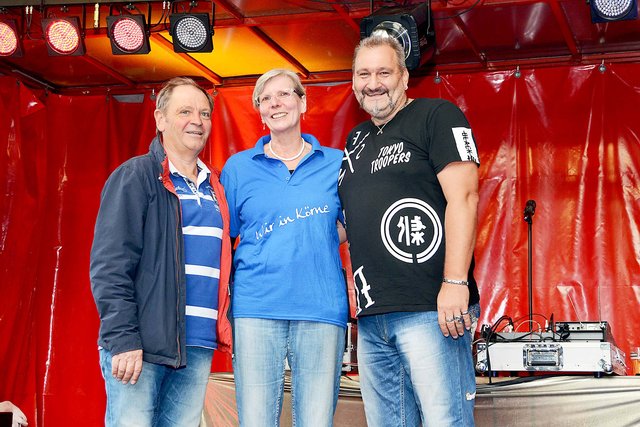 Wirklich zufrieden strahlen konnten die Organisatoren Eddy Hoffmann und Monika Werner, hier mit DJ Diego Janke (r.) nur bei der Festeröffnung am Freitagabend. | Foto: Schmitz