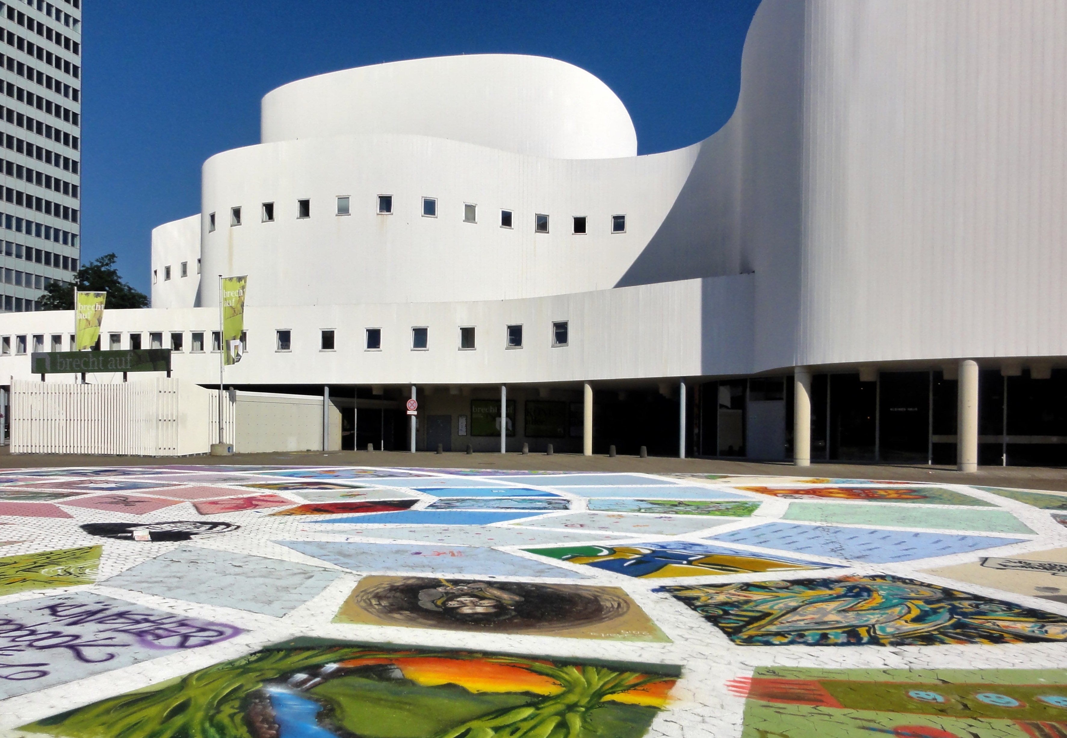 wie ein bunter Teppich: die Bodenmalerei vor dem Schauspielhaus