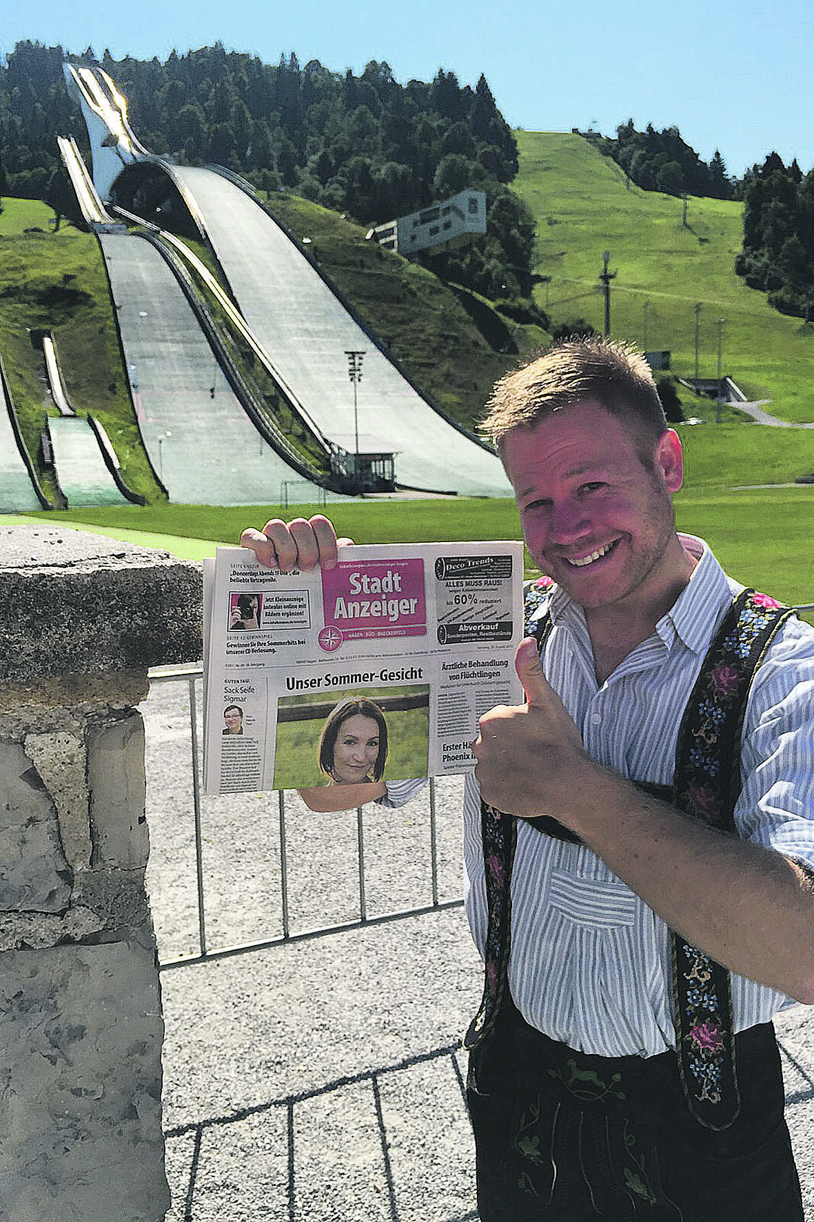 Rupert Furtner mit dem Stadtanzeiger vor der Olympiasprungschanze in Garmisch-Partenkirchen.
