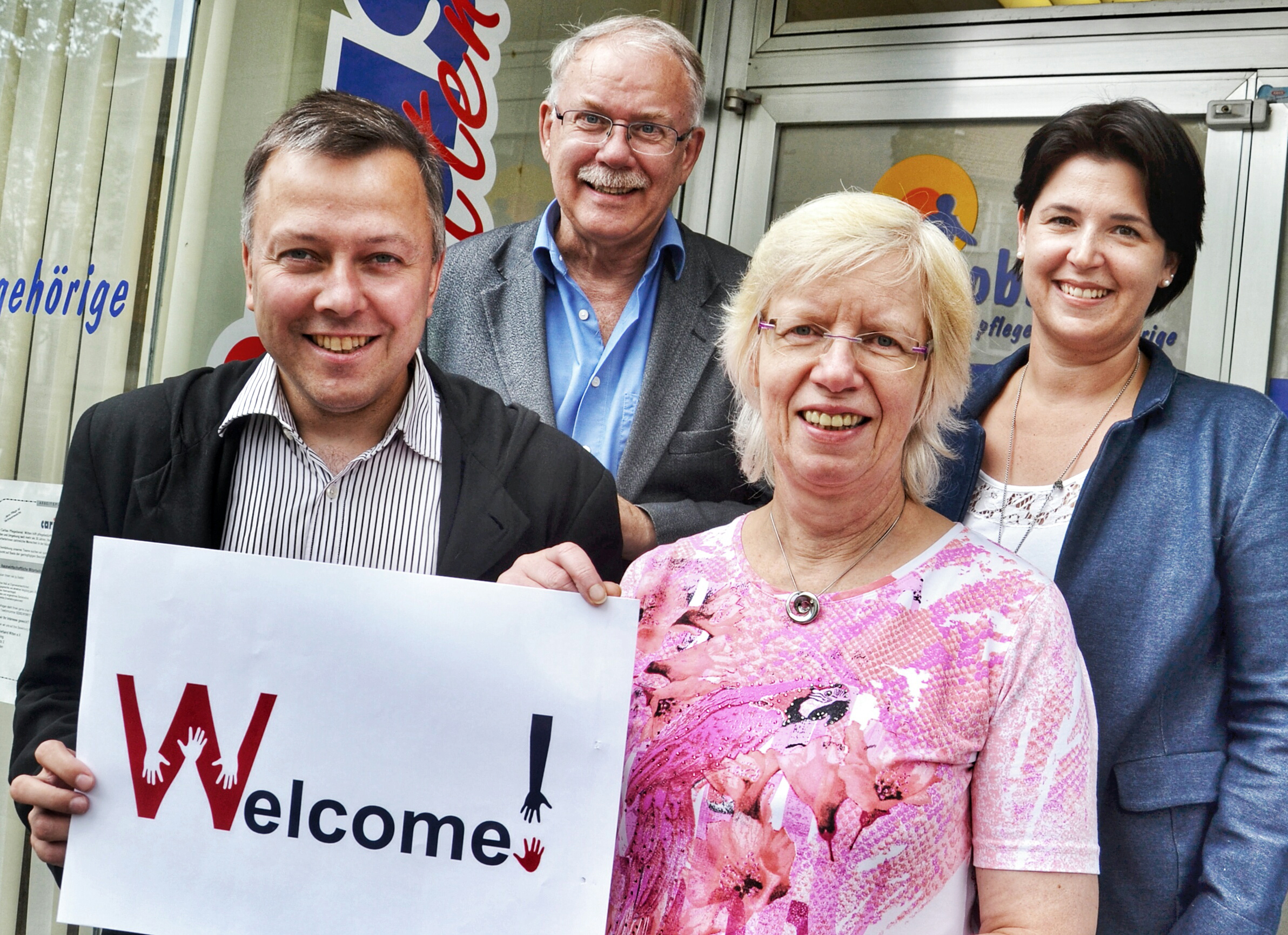 Welcome lautet der Name des Projektes, mit dem die Caritas Kompetenzen in der Migrationsarbeit bündeln will. Marek Schirmer und Christine Henkel (vorne) werden in den nächsten drei Jahren die Verantwortung tragen. Rolf Erdmeier (links oben) vom Bundesamt für Migration und Flüchtlinge unterstützt das Projekt. Stephanie Rohde als Leiterin des Fachdienstes für Integration und Migration der Caritas in Witten hat das Projekt mit auf den Weg gebracht. Foto: Lukas