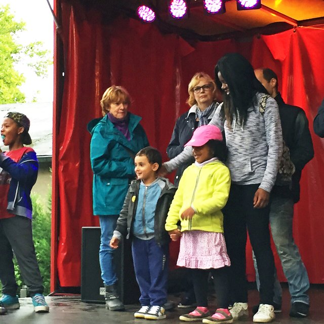 SV83-Jugend und die Flüchtlinge aus der Caritas-Einrichtung Am Ostpark dürfen sich über eine schöne Spende freuen. | Foto: Hoffmann