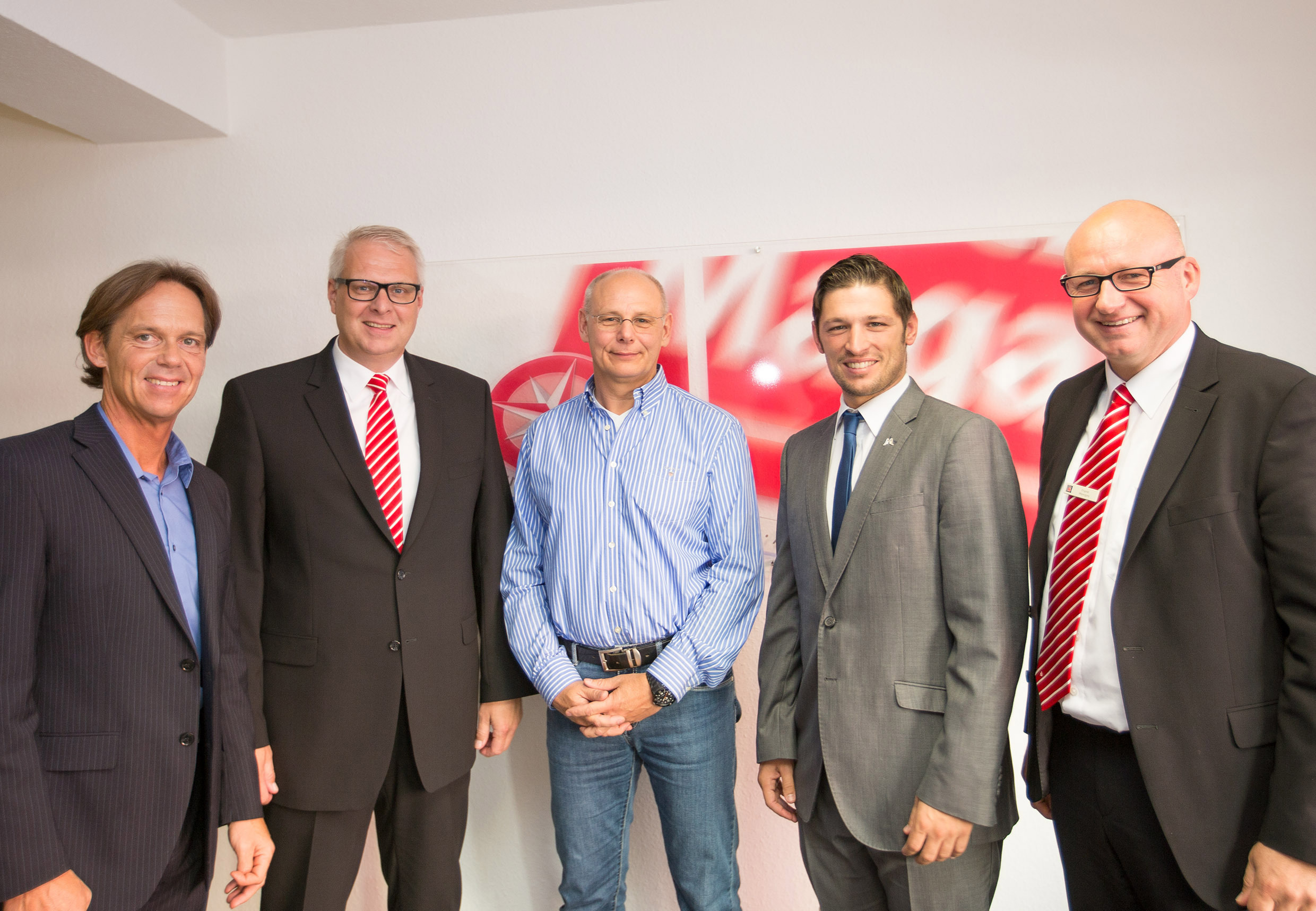 Die Alters-Vorsorge-Experten waren zu Gast beim Wochen-Magazin und beantworteten sämtliche Fragen: (v.l.n.r.) André Winnen, Objektileiter des Wochen-Magazins, Jörg Zimmer, Pressesprecher / Abteilungsleiter der Sparkasse am Niederrhein, Jürgen de Fries, Teamleiter der Knappschaft Bahn See in Moers, André Groß, Vertriebsspezialist bei der Provinzial und Frank Manges, stellvertretender Abteilungsleiter der Versicherungsabteilung der Sparkasse am Niederrhein.