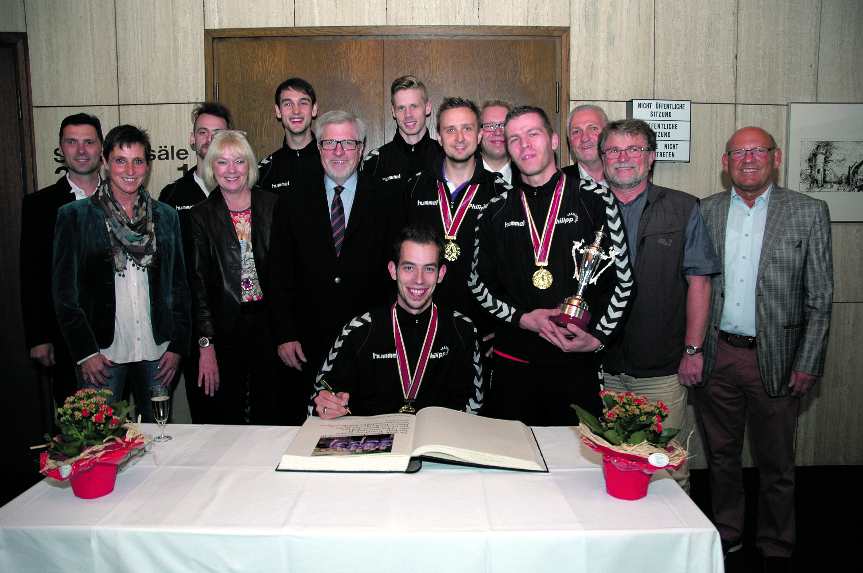 Am Montagabend hieß Bürgermeister Hermann Hupe die Indiaca-Mannschaft des CVJM Kamen im Rathaus willkommen und bat die erfolgreichen Sportler, sich ins Goldene Buch der Stadt einzutragen. Foto: Jungvogel