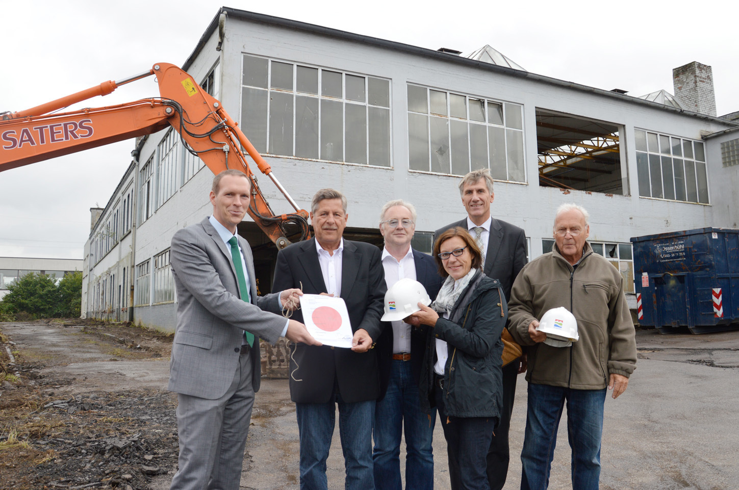 Dr. Jan Heinisch (links) übergab gestern die Abrissgenehmigung an den neuen Eigentümer des Dörrenhaus-Geländes, Günther Simon von der GS-Immobilien GmbH (Zweiter von links). Ebenfalls dabei waren (von rechts) Manfred Gries, Vorsitzender des Ausschusses für Stadtentwicklung und Umwelt, Harald Flügge, Technischer Beigeordneter, Marie-Theres van Wahsen, Fachbereichsleiterin Bauaufsicht und Eugen Bialon, Architekt.